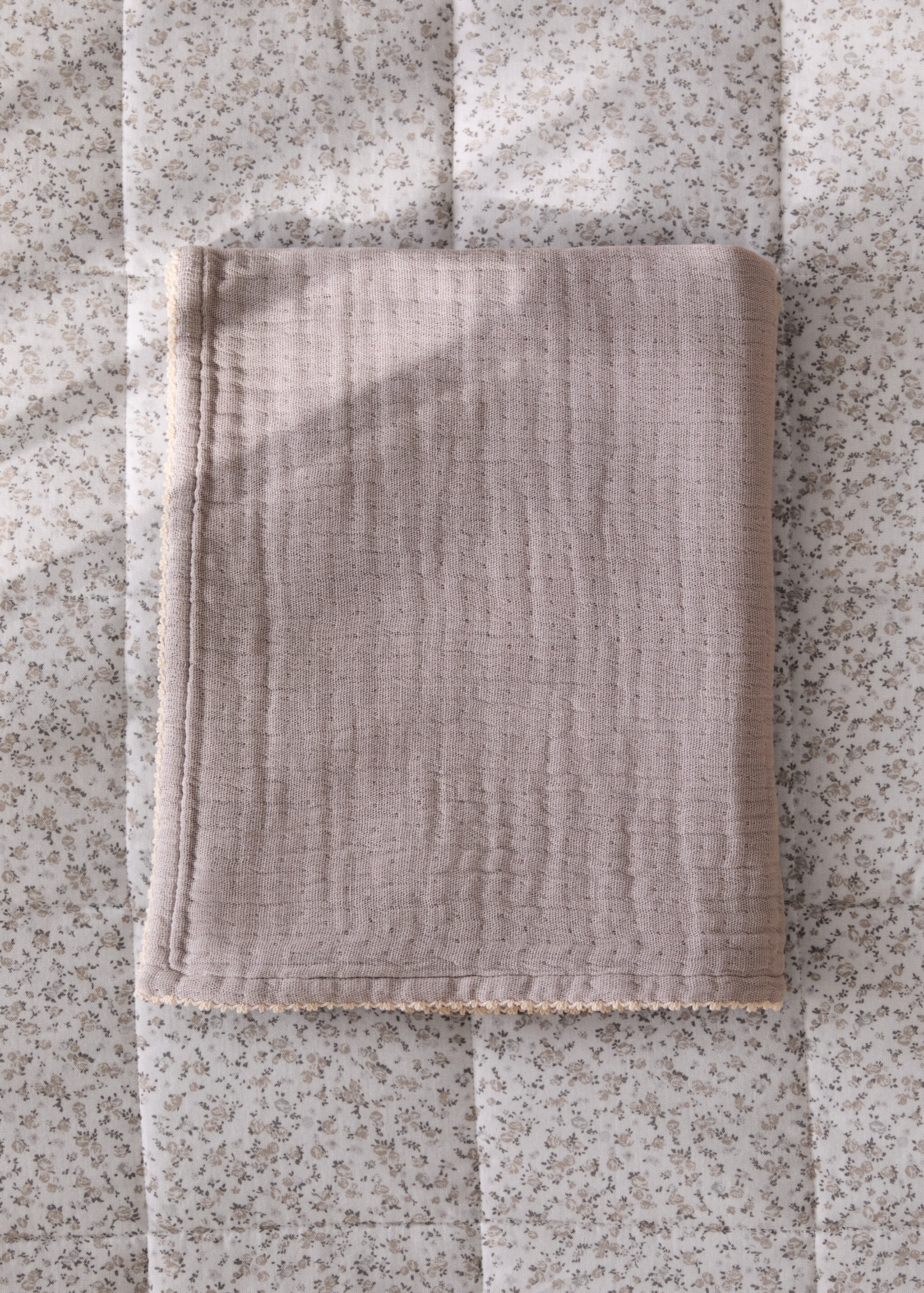 Babydecke mit Kontrastabschlüssen - Allgemeine Ansicht