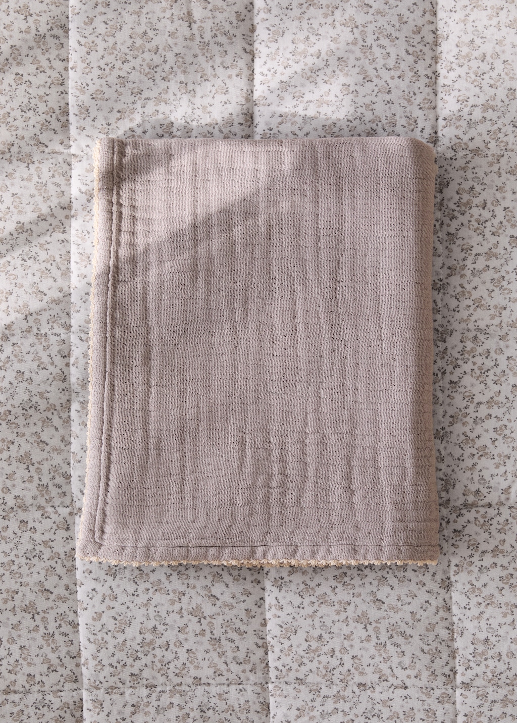 Children's blanket with contrasting finish