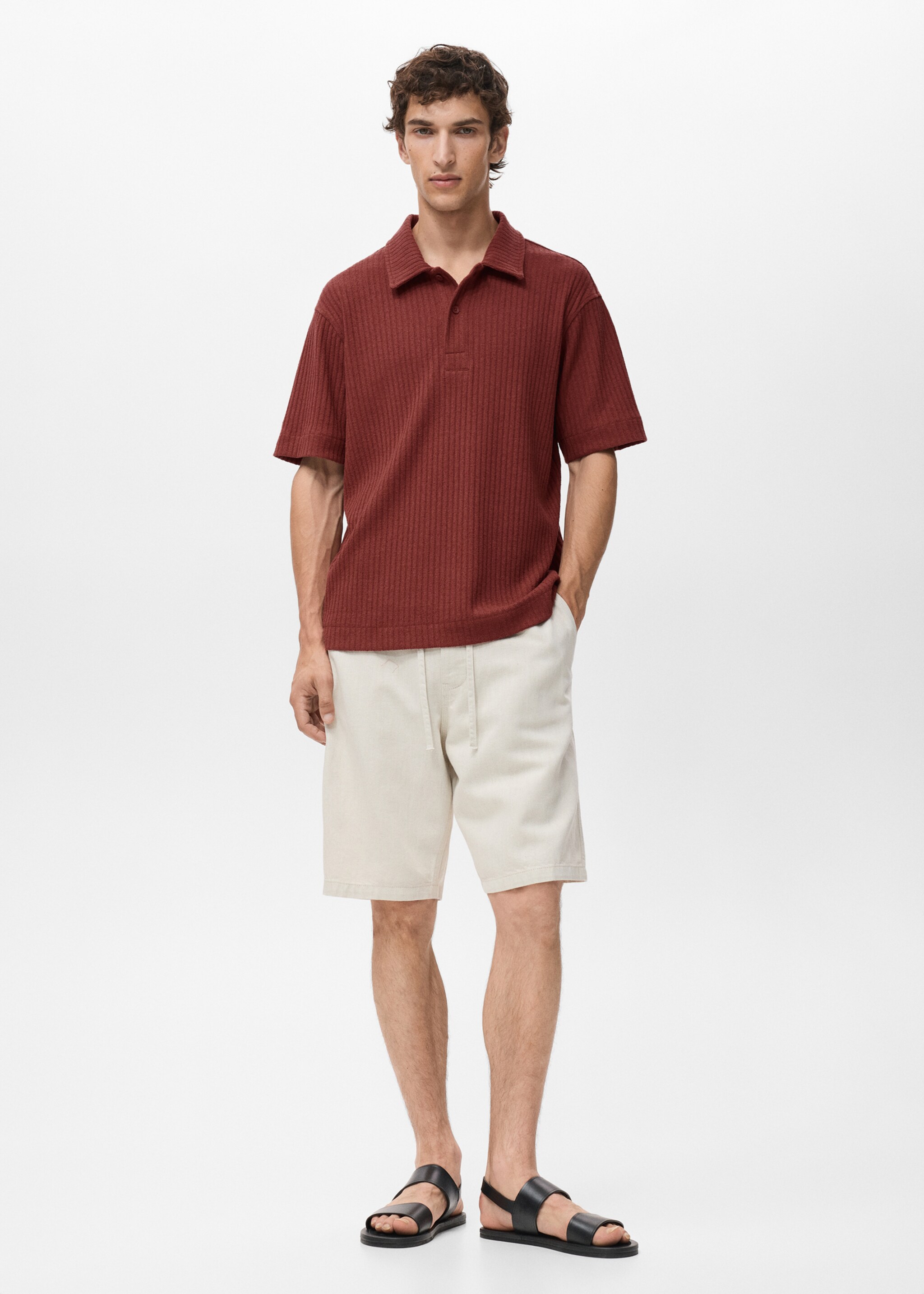 Polo de malha com textura - Plano geral