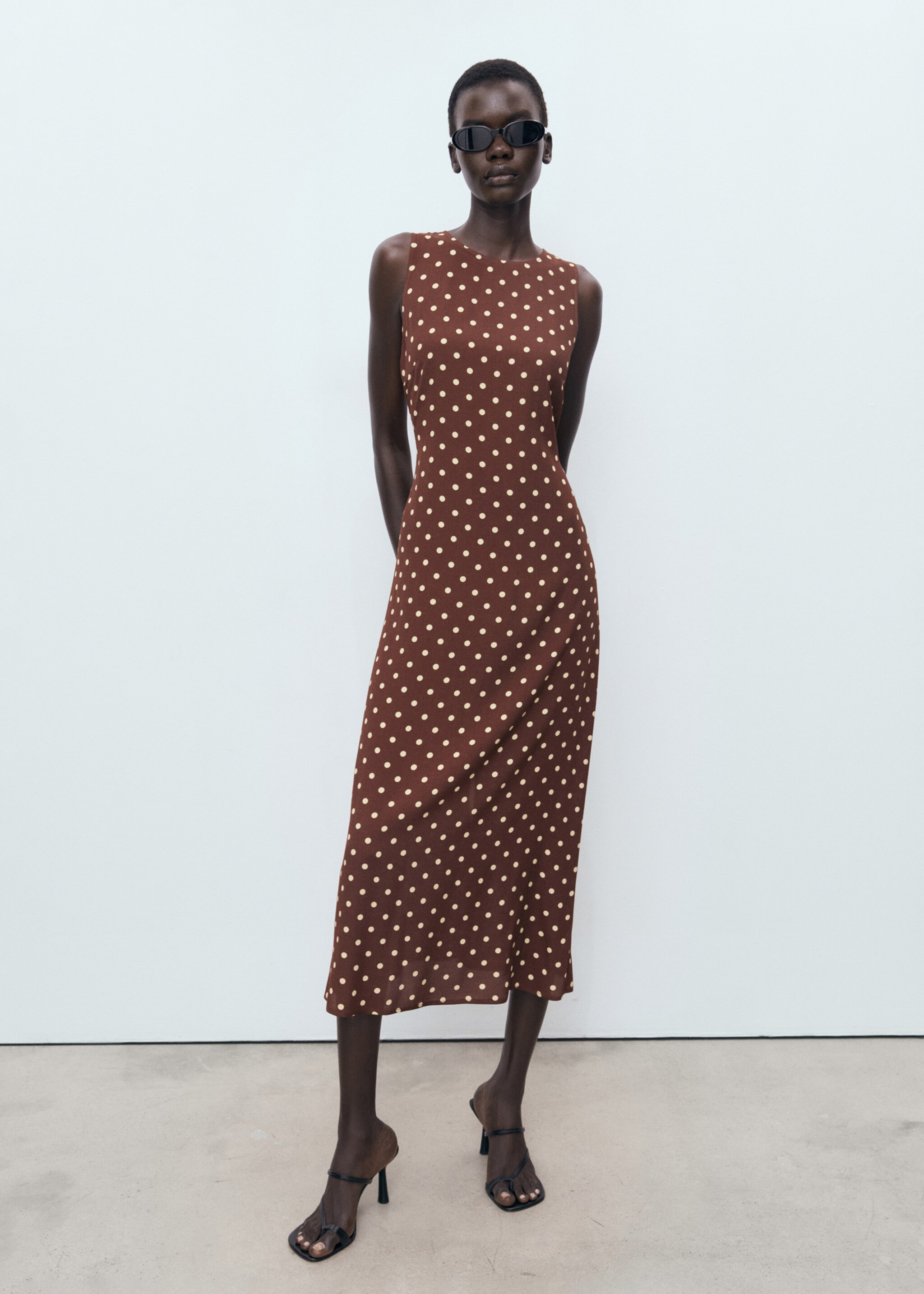 Vestido midi às bolas - Plano geral