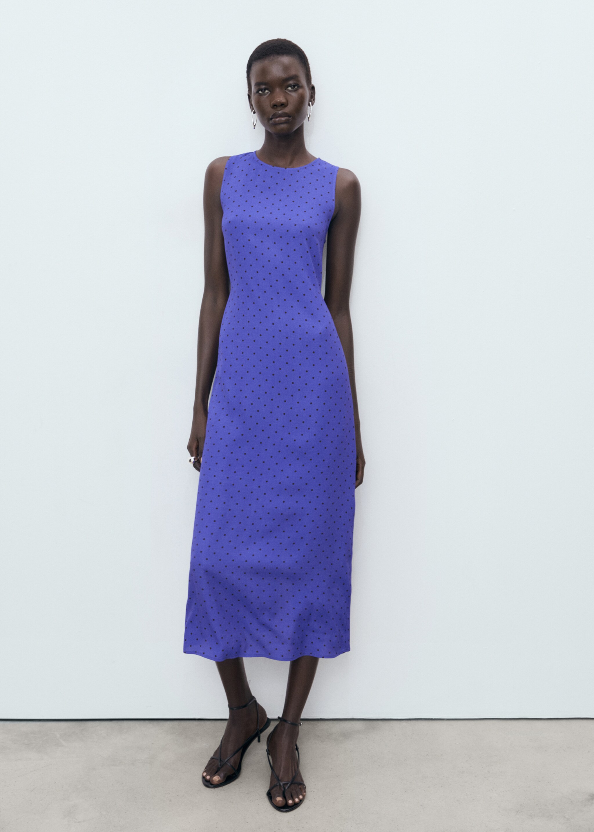 Vestido midi lunares - Plano general