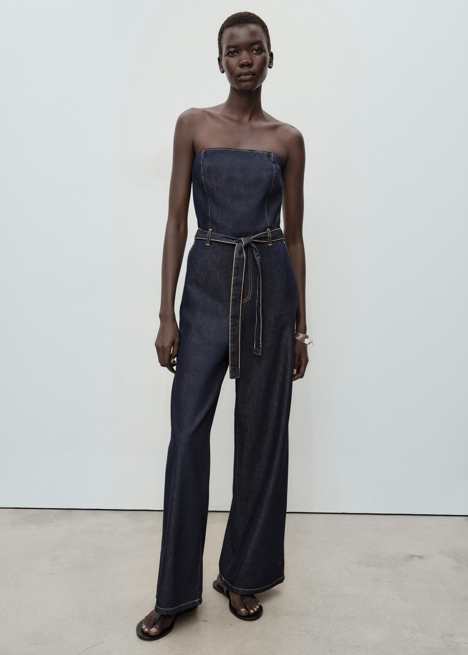 Mono denim palabra de honor - Plano general