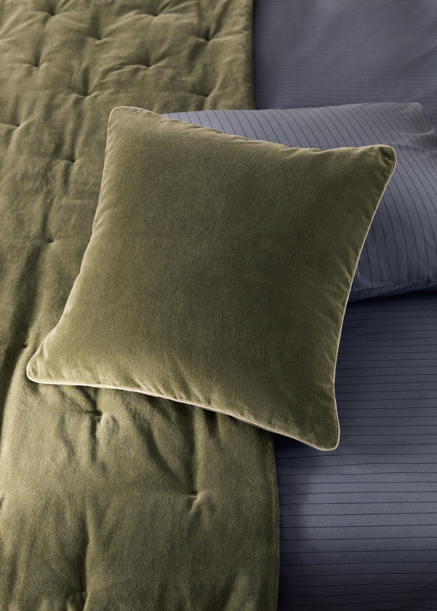 Velvet cushion cover with seam detail 50x50 cm - General plane