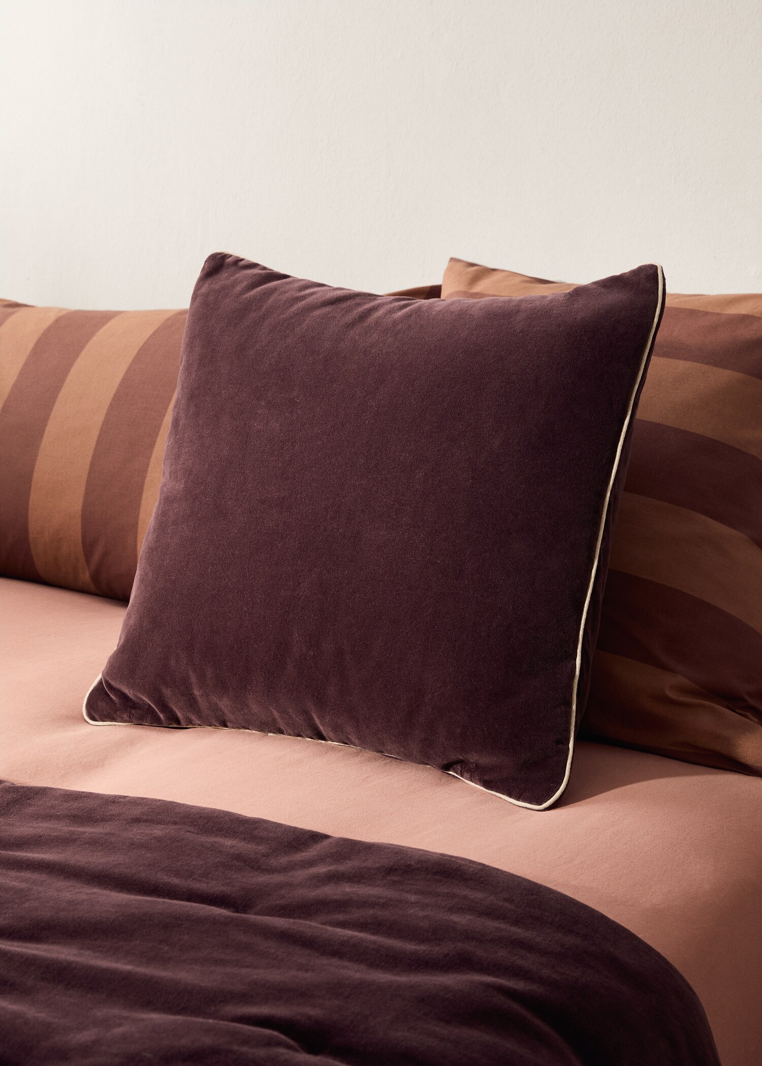 Velvet cushion cover with seam detail 50x50 cm - General plane