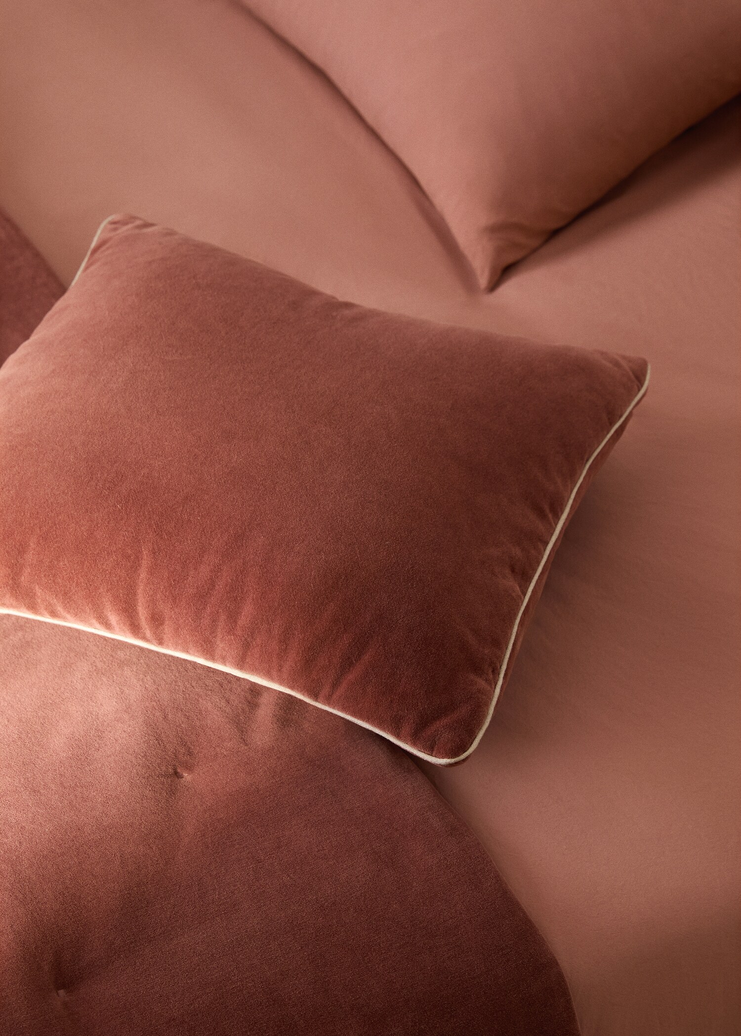 Velvet cushion cover with seam detail 50x50 cm - General plane