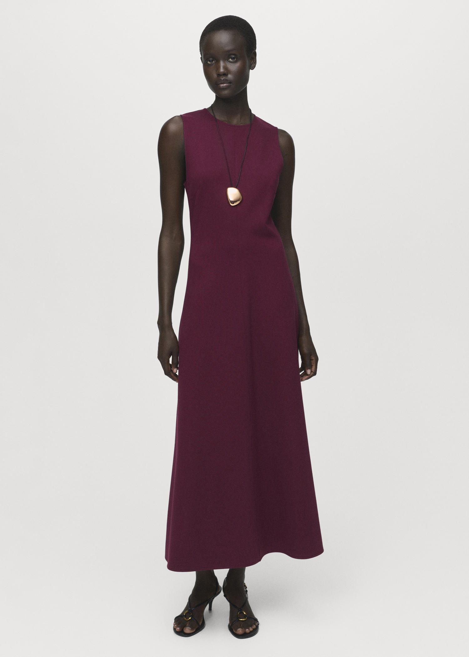 Vestido largo evasé - Plano general