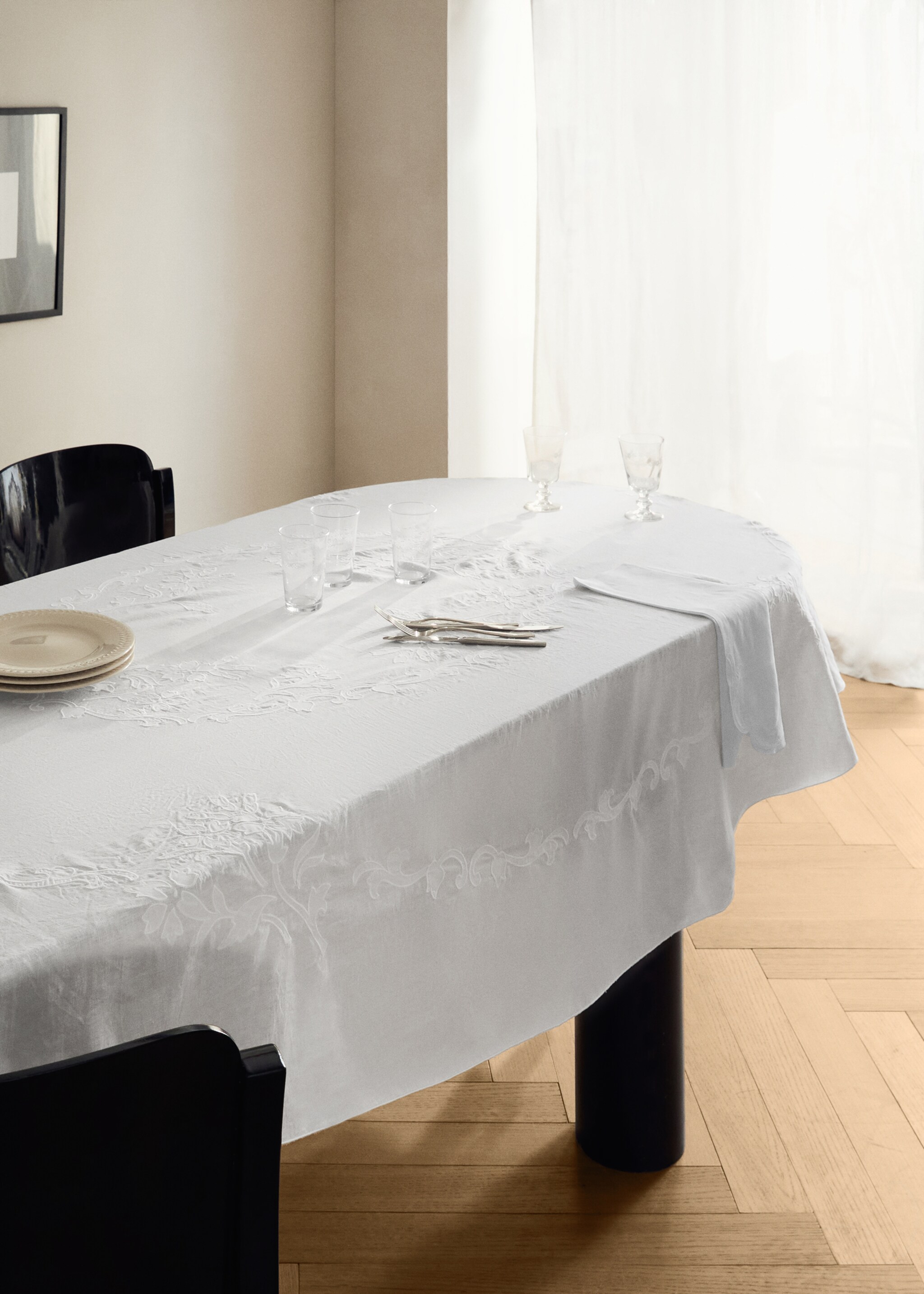 Hand-embroidered oval linen tablecloth for 6 to 8 diners - General plane, White. Ref: 17094123-00.