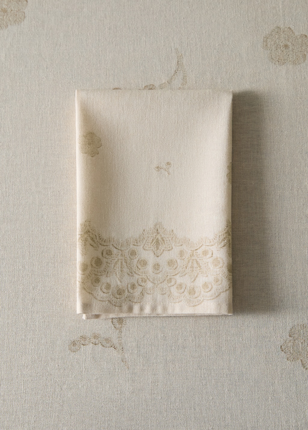 Linen napkins with floral pattern