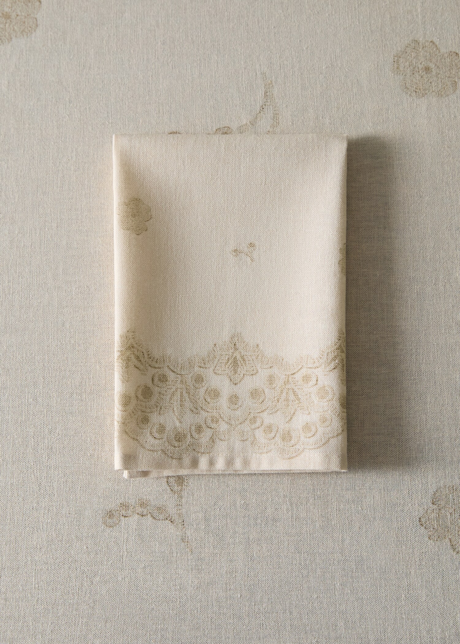 Linen napkins with floral pattern - General plane