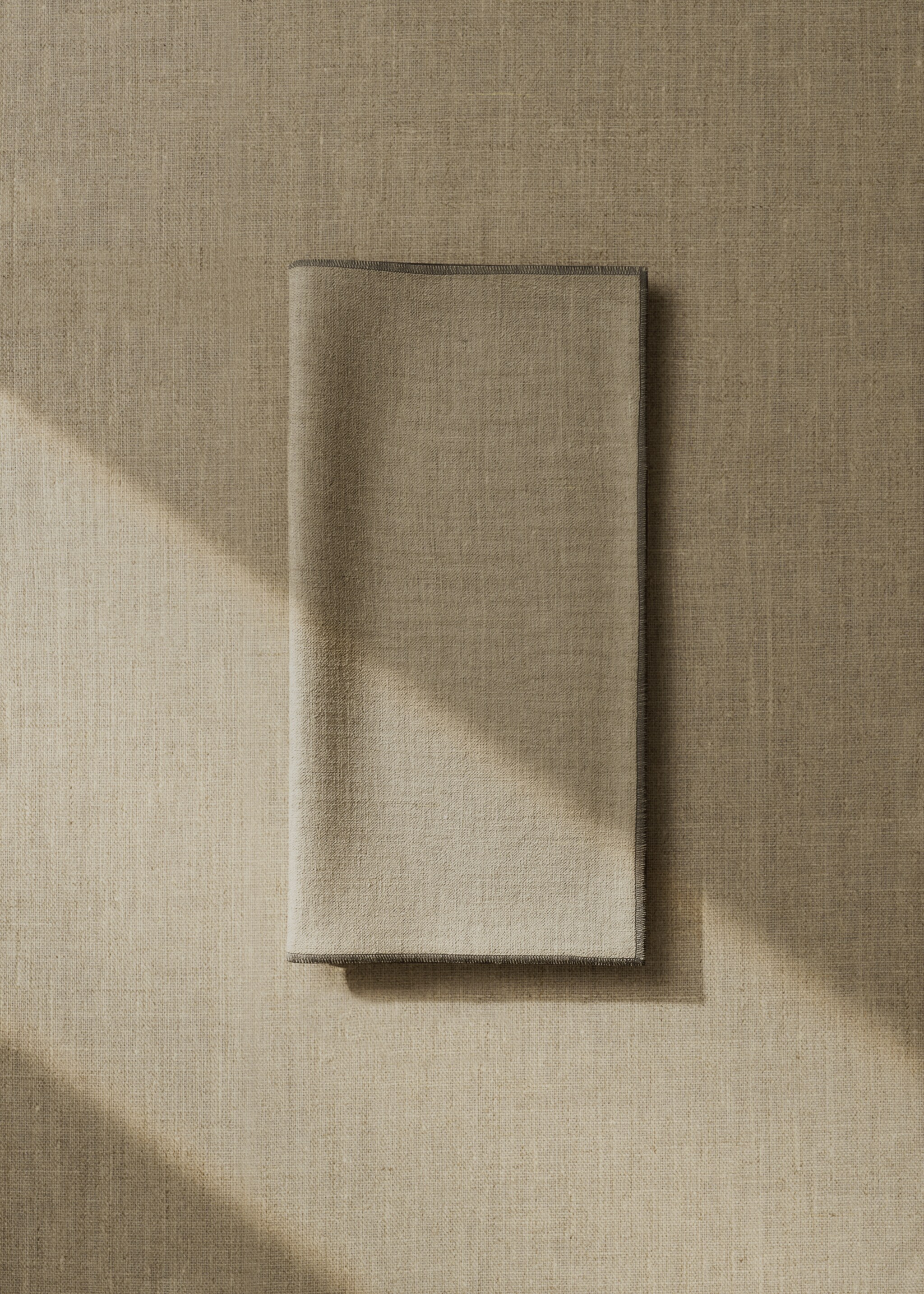 Linen napkin with contrasting overlock - General plane
