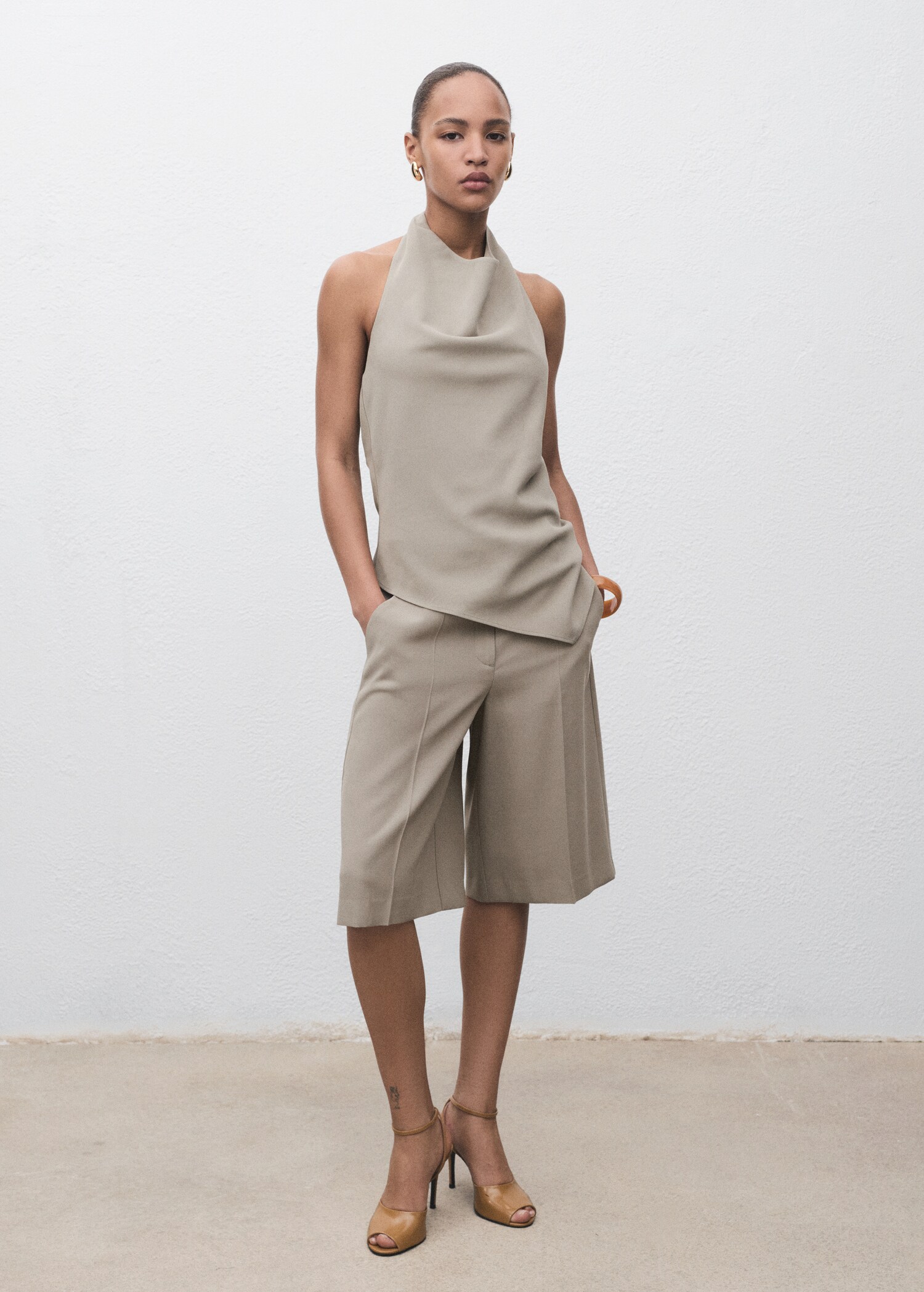 Bermudas traje tiro medio - Plano general