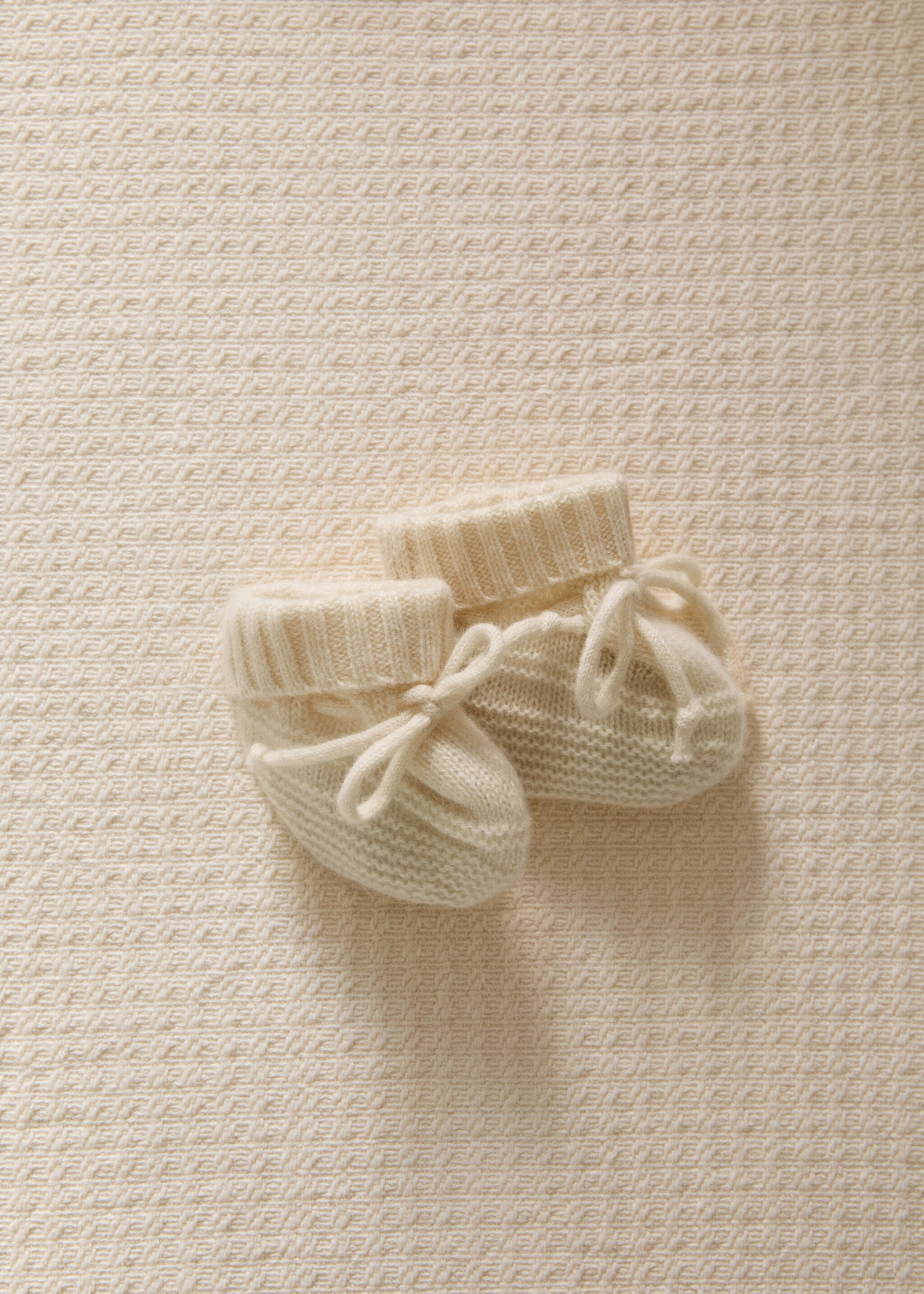 Knitted booties with bow - General plane, Ecru. Ref: 17095166-00.