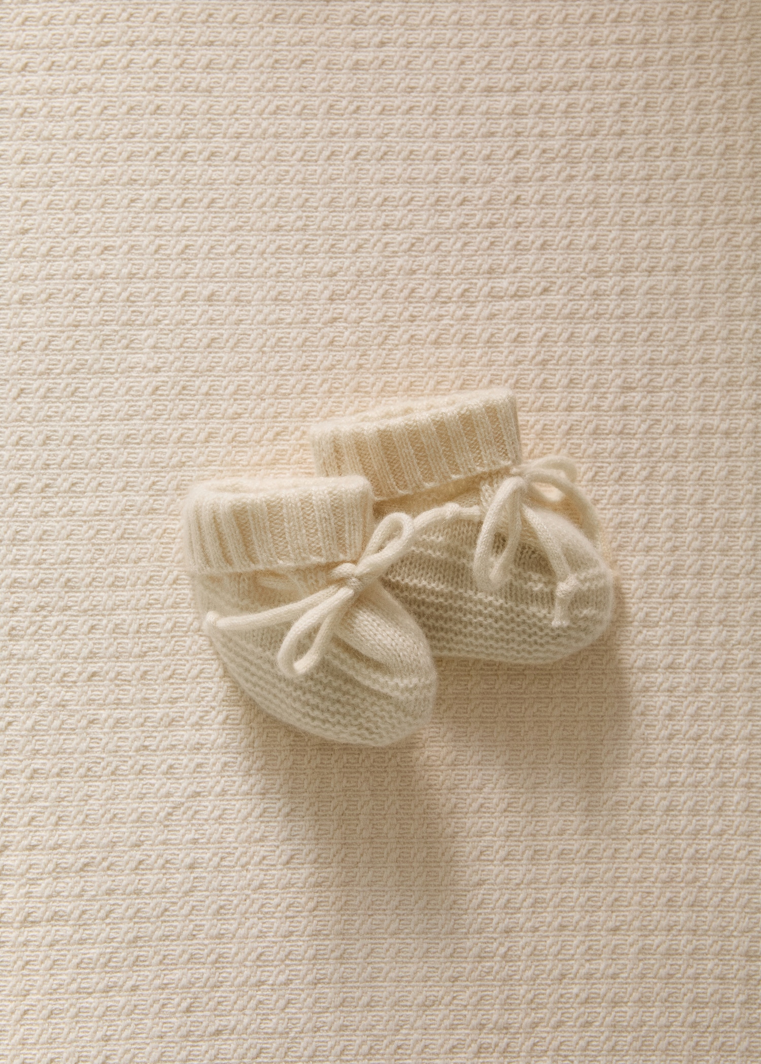 Knitted booties with bow - General plane