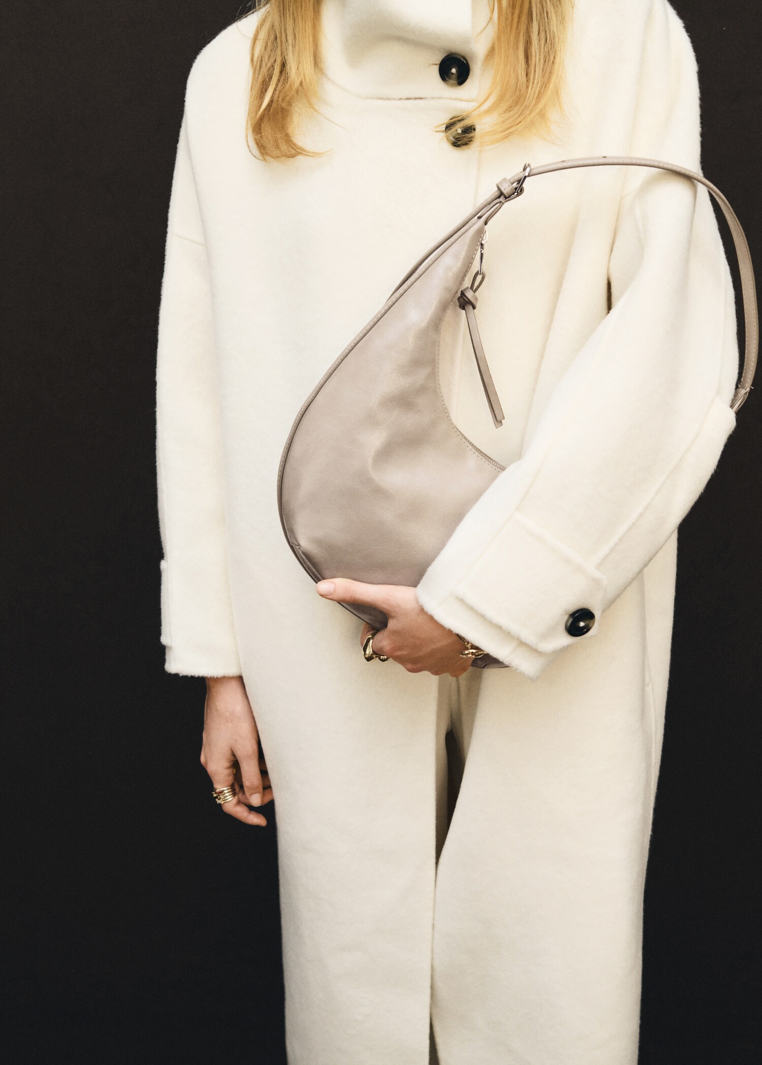 Medium oval bag with a pebbled effect - General plane