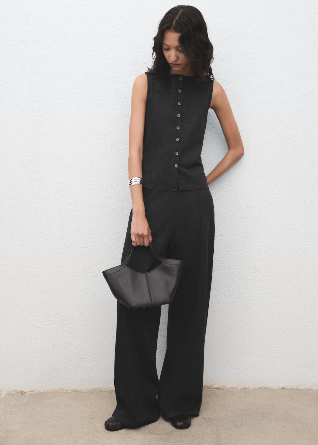 Round neck buttoned vest