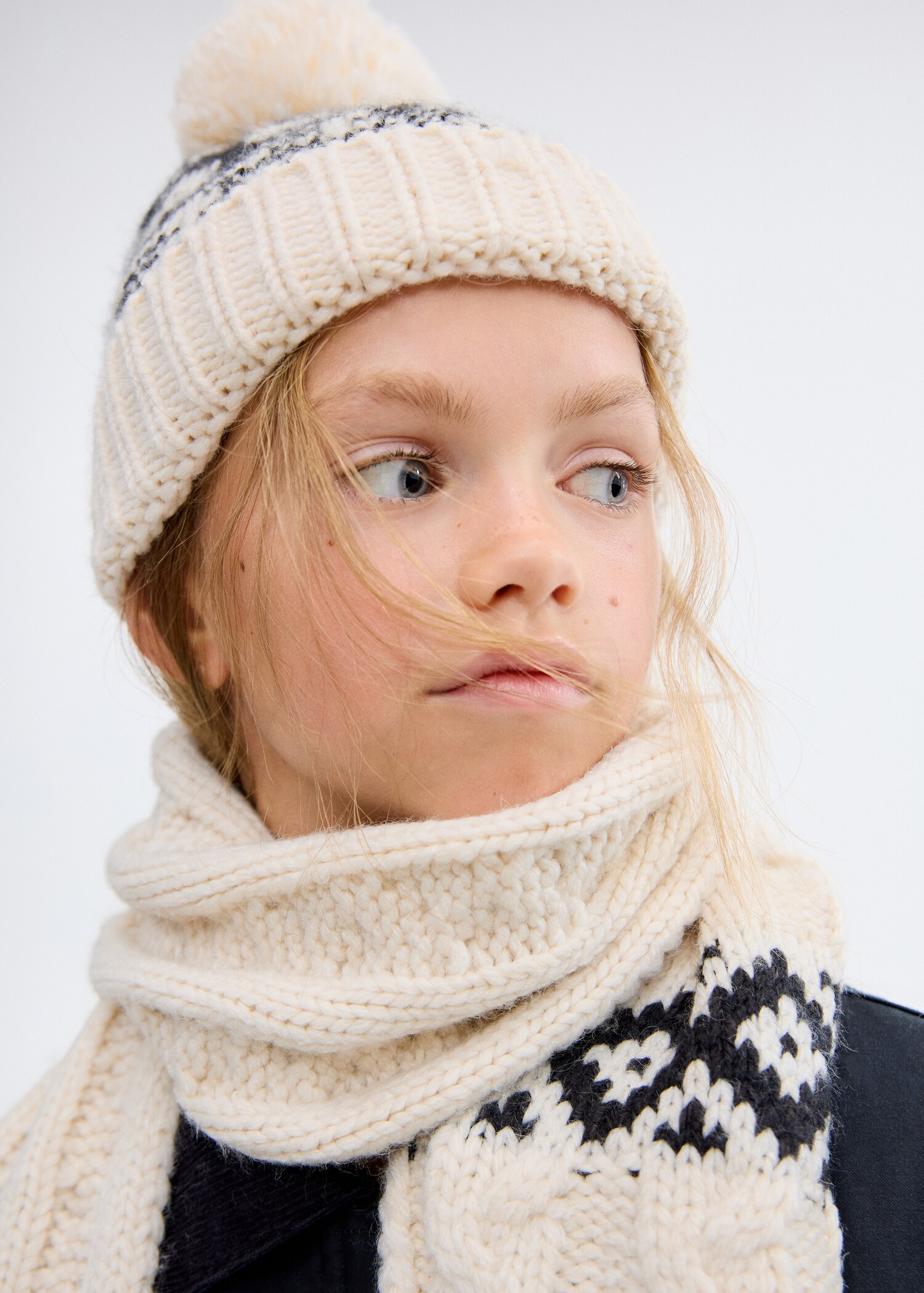 Knitted bobble hat - General plane