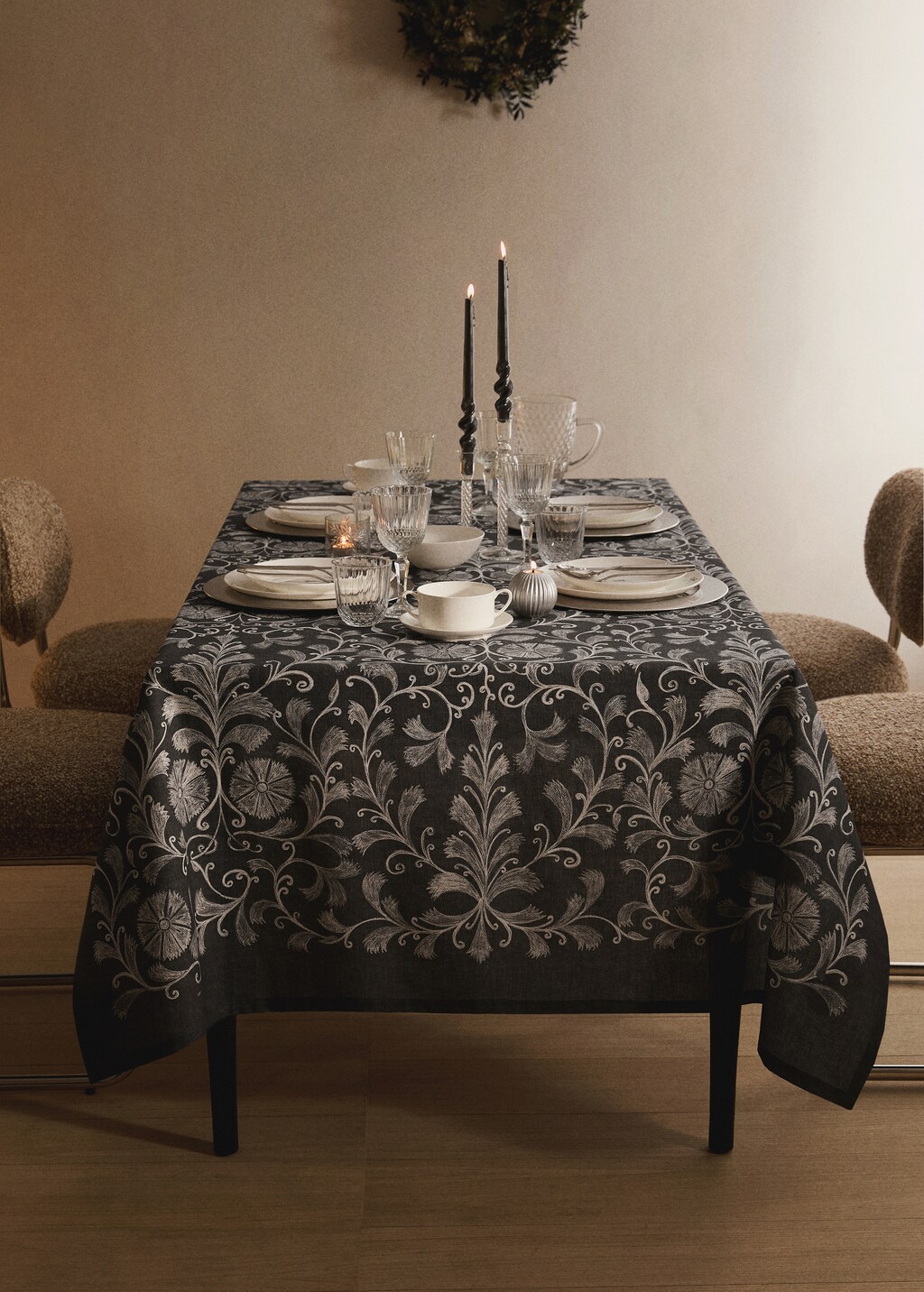 Printed linen cotton tablecloth with details for 6 to 8 diners