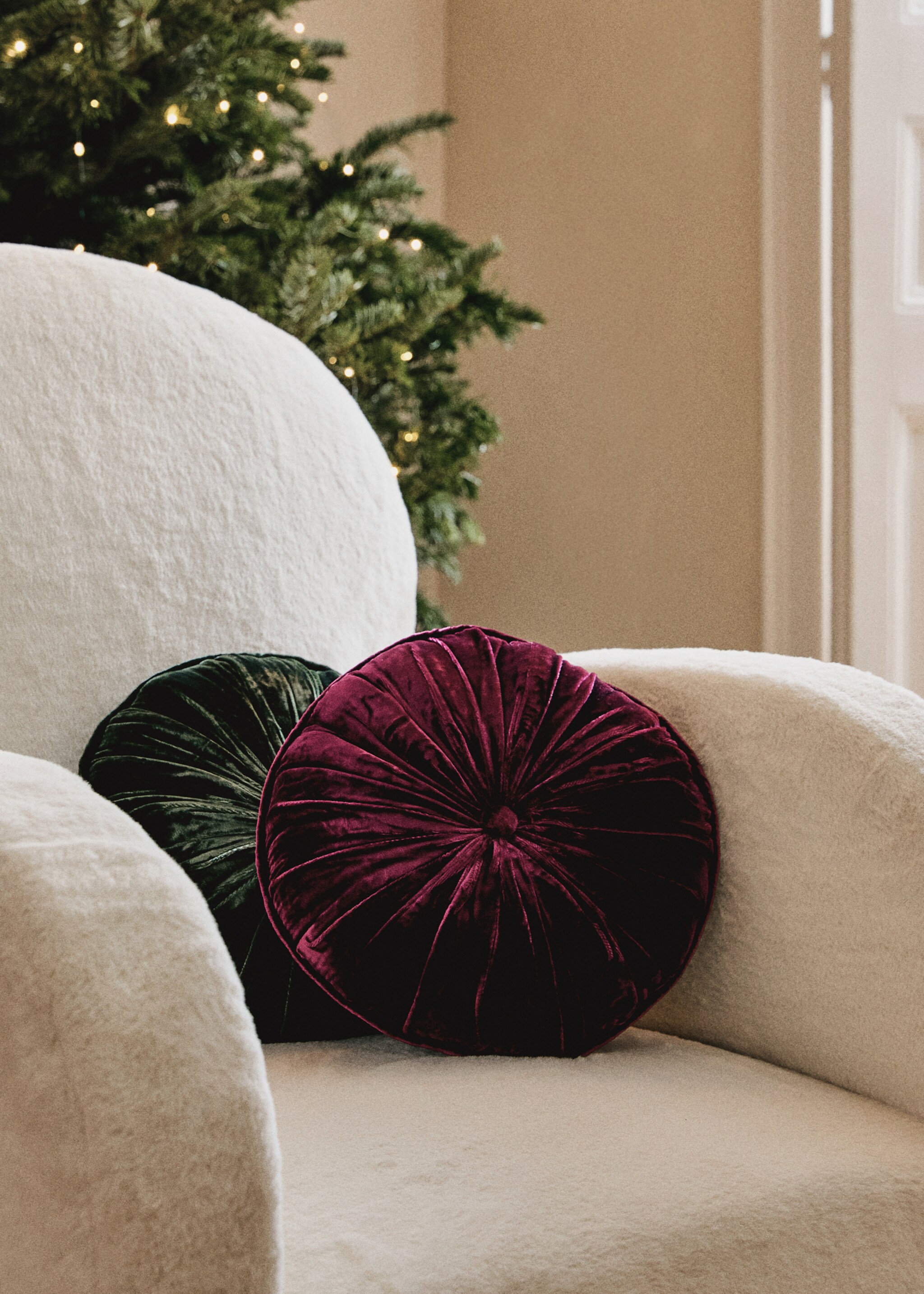 Round velvet silk cushion - General plane, Red. Ref: 17097904-00.