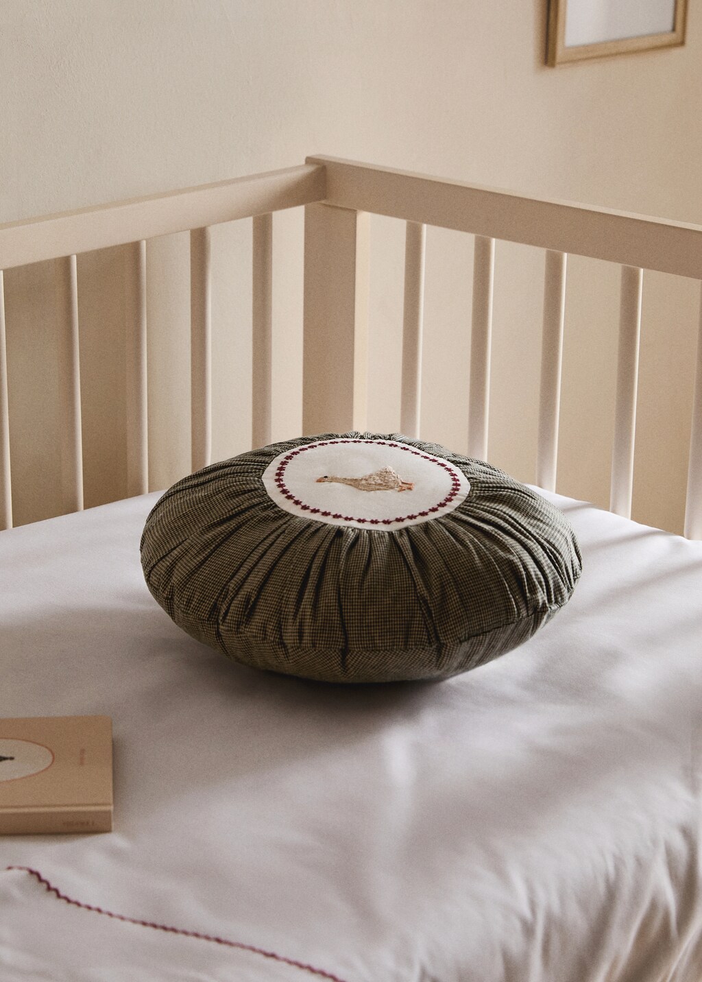 Children's round cotton cushion with embroidery detail Diameter: 26cm