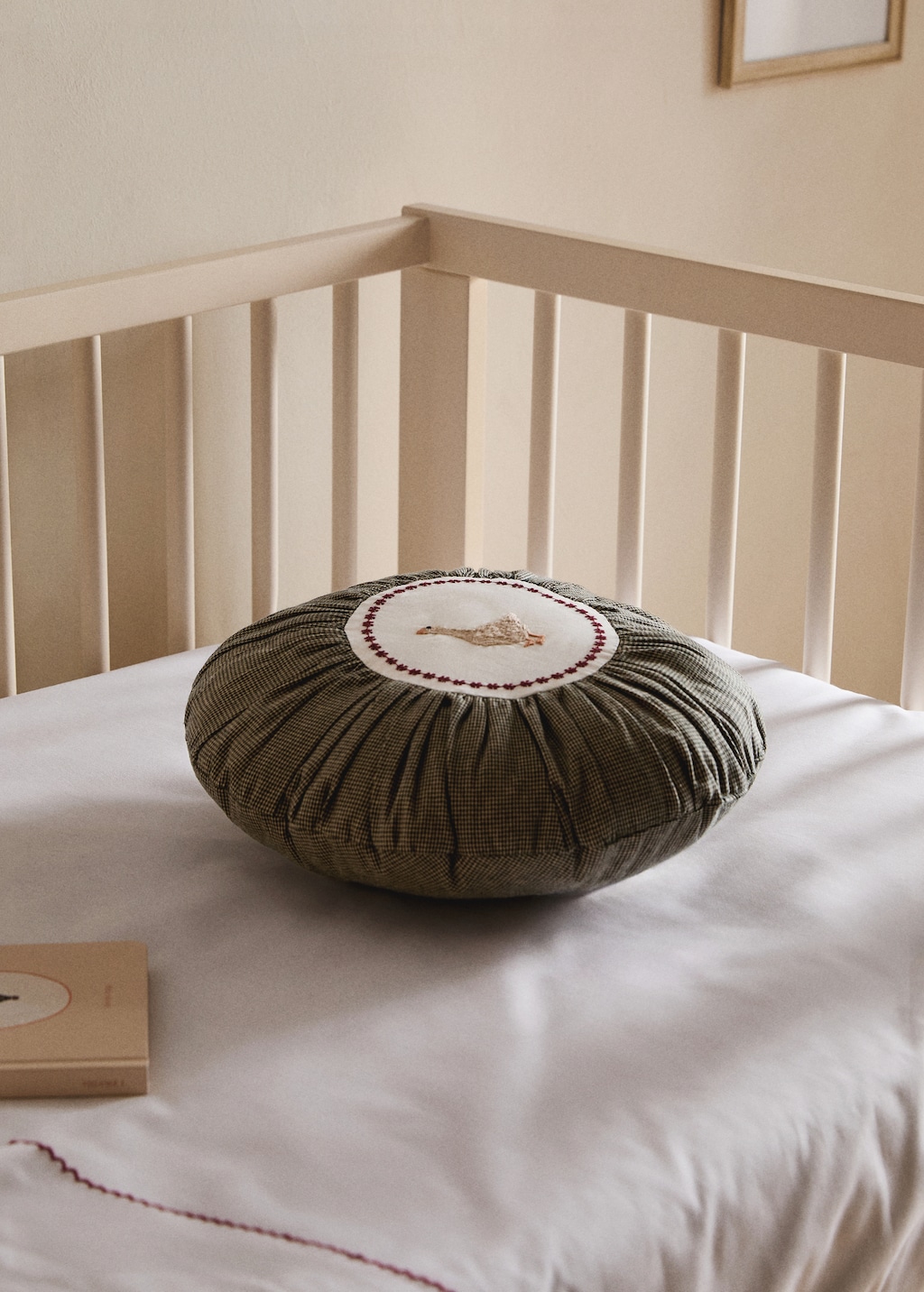 Children's round cotton cushion with embroidery detail Diameter: 26cm