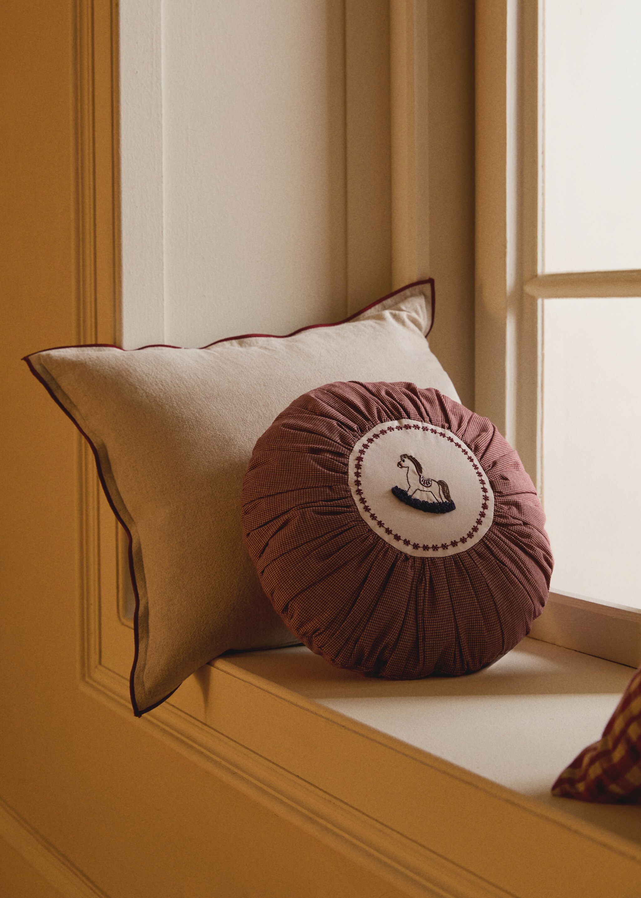 Дитяча кругла подушка з бавовни з вишитими деталями - Загальний план, Червоний. Ref: 17097905-00.