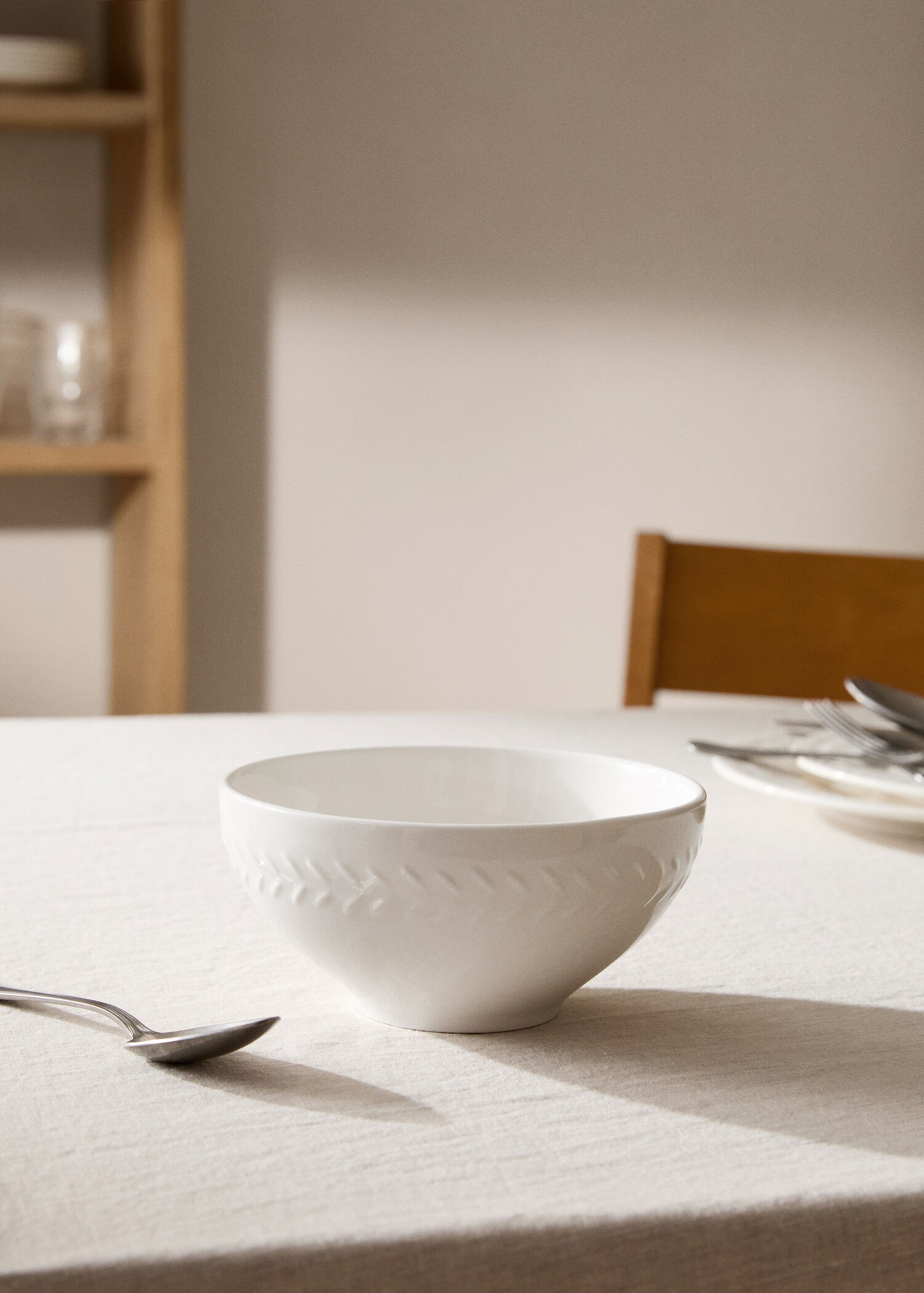 Stoneware bowl with herringbone relief - General plane