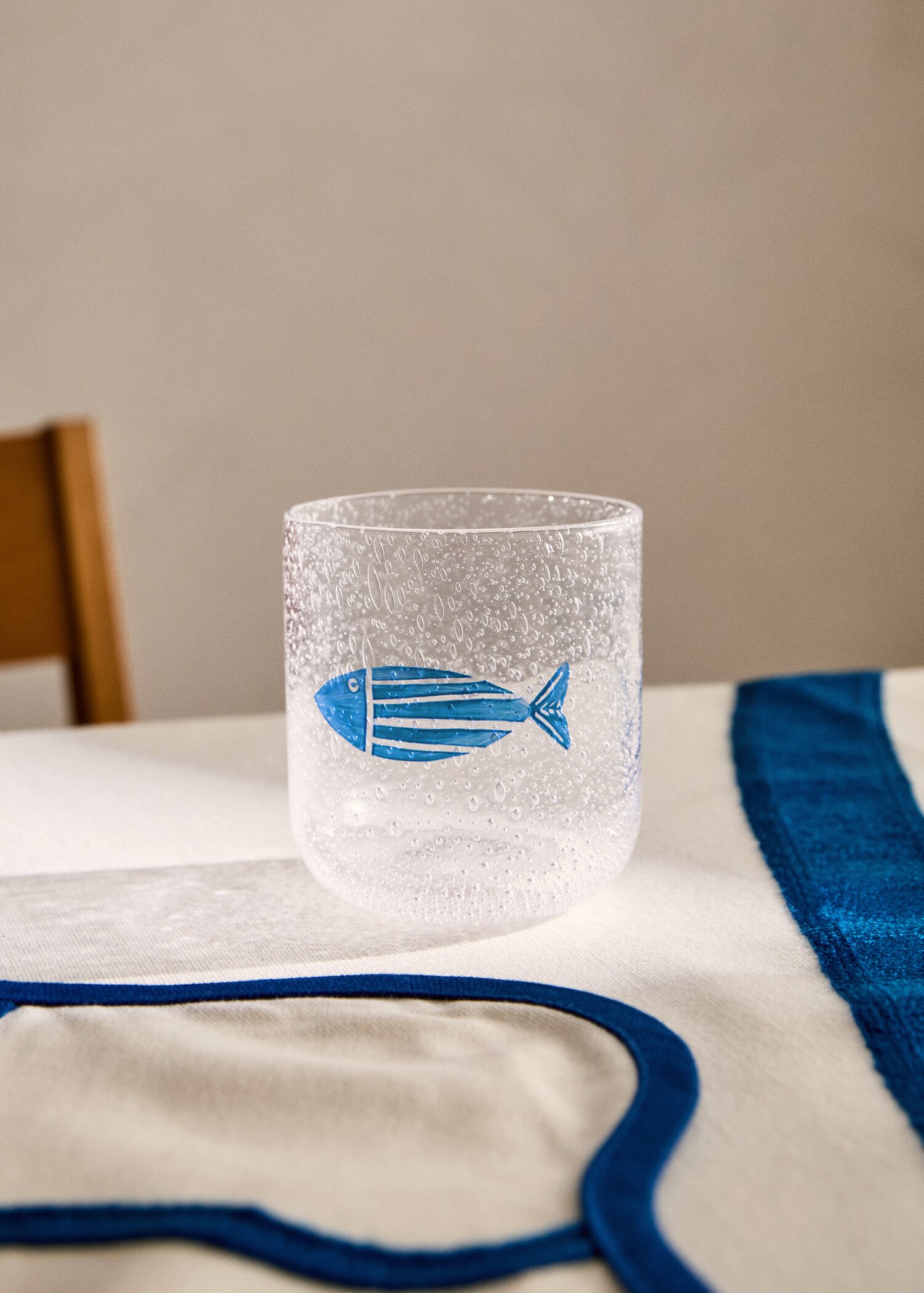 Vaso vidrio burbujas pez - Plano general