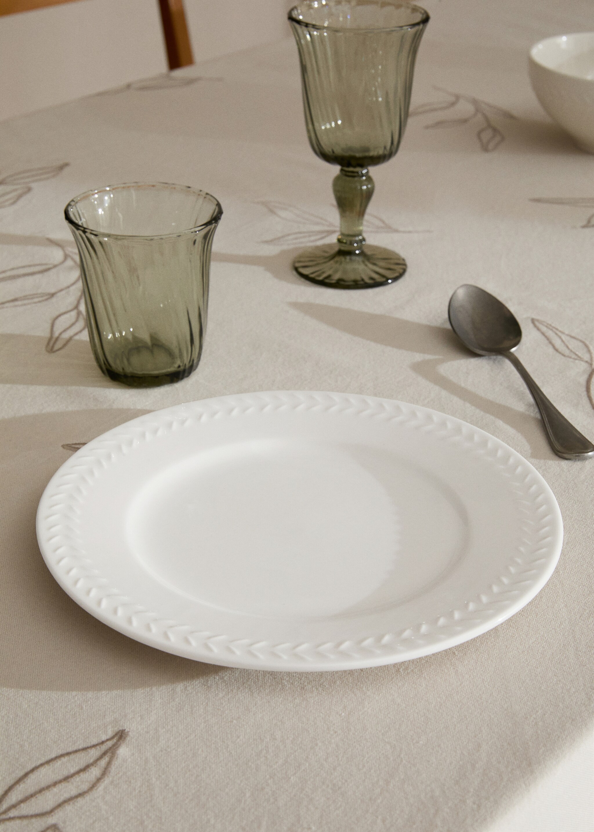 Flat stoneware plate with herringbone relief - General plane