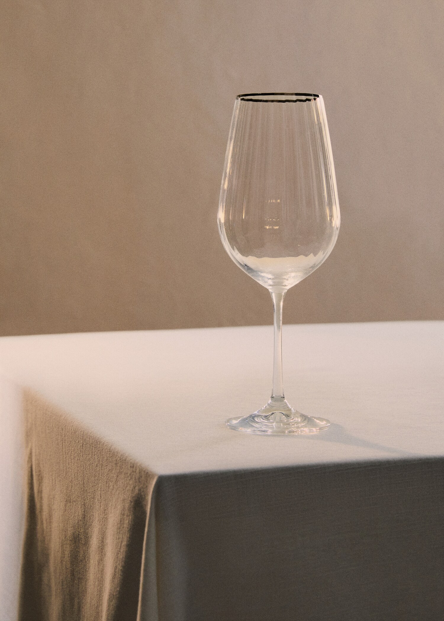 Glass cup with embossed stripes - General plane