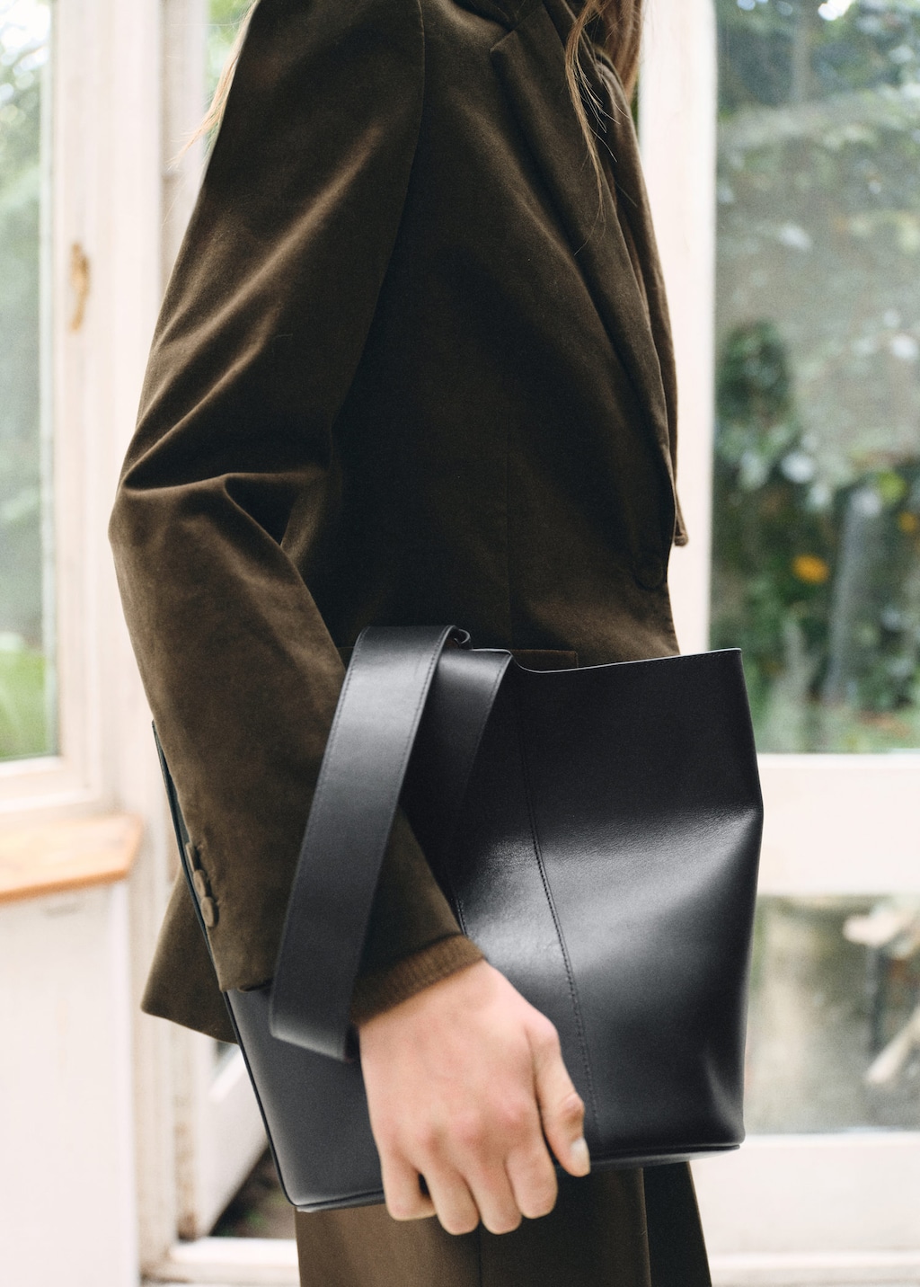 Mango Leather Bucket Bag Black