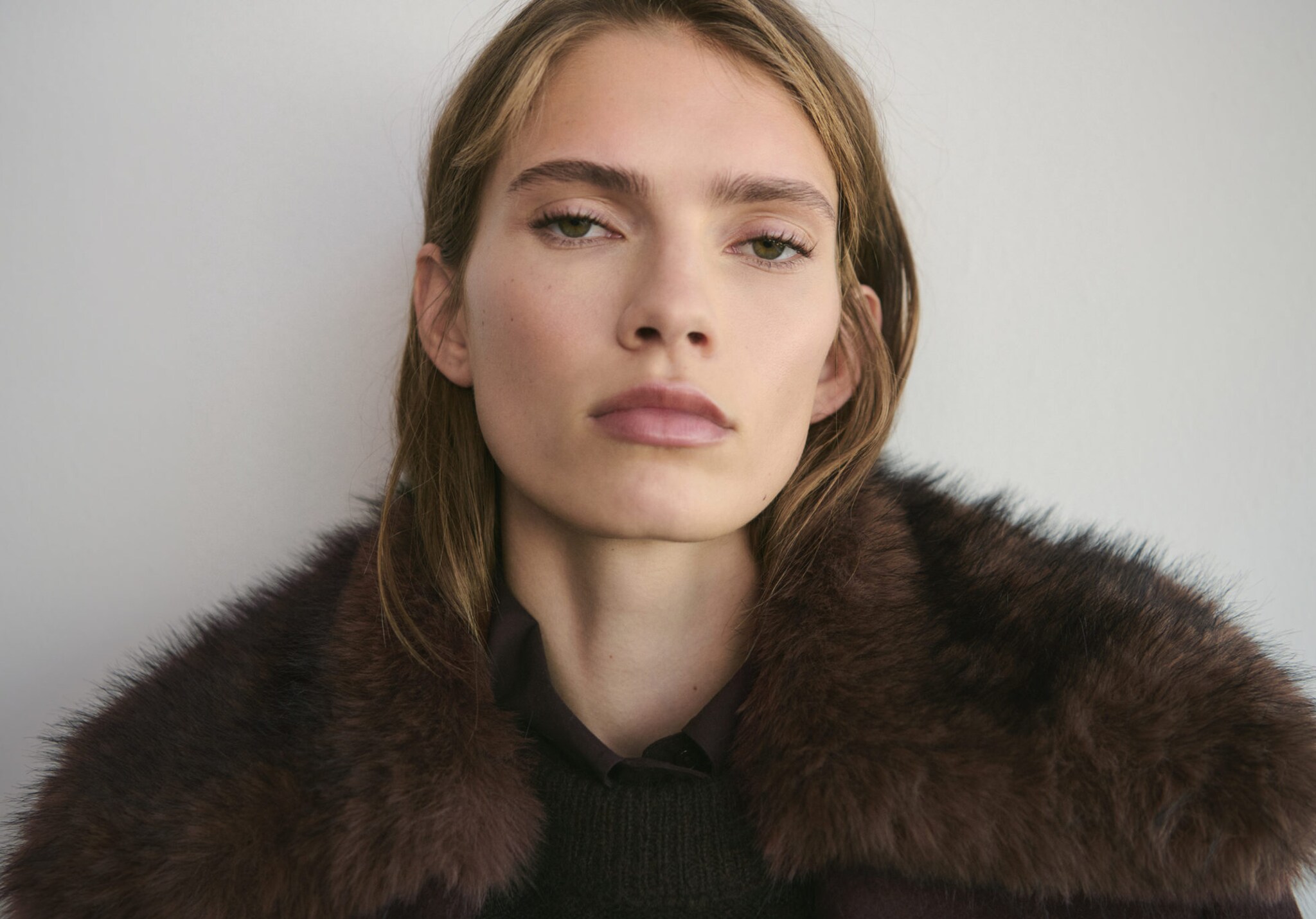 Abrigo lana cuello pelo - Plano panorámico