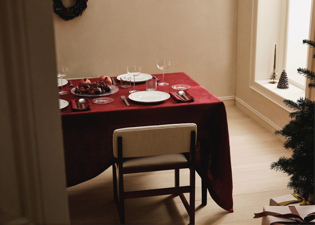 Jacquard linen floral-print tablecloth for 6 to 8 diners