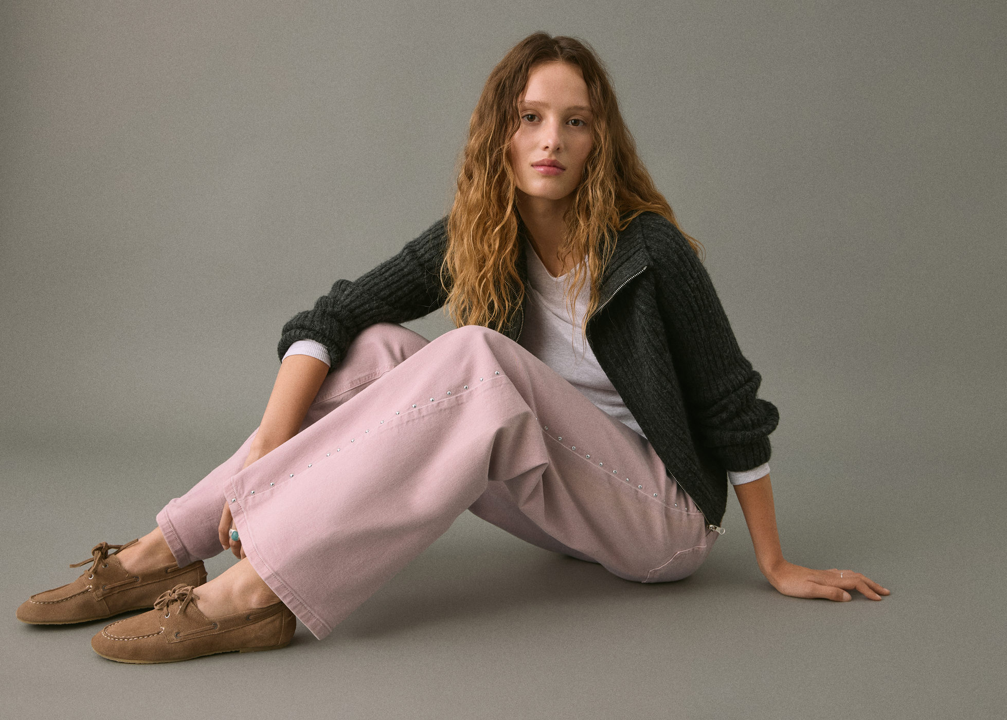 Low waist jeans med nitar - Panoramabild