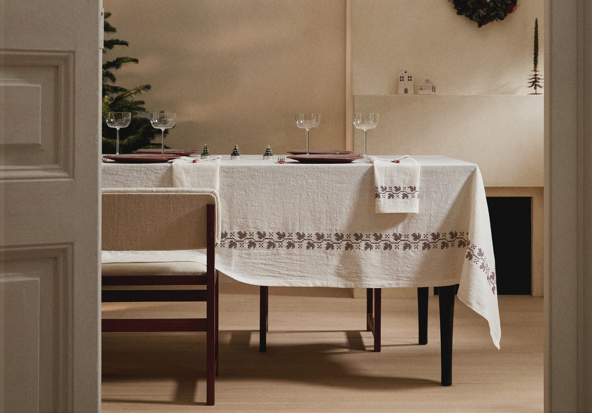 Ramie cotton tablecloth with embroidered details for 6 to 8 diners - Panoramic plane