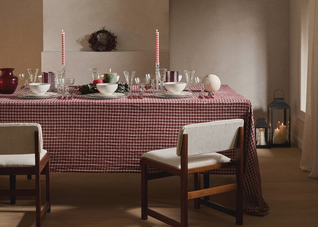 Gingham checked linen tablecloth for 8 to 10 diners