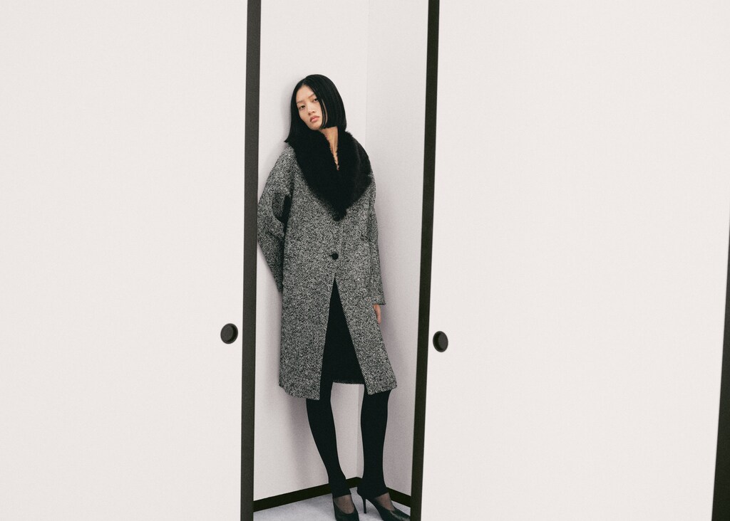 Mottled coat with fur collar