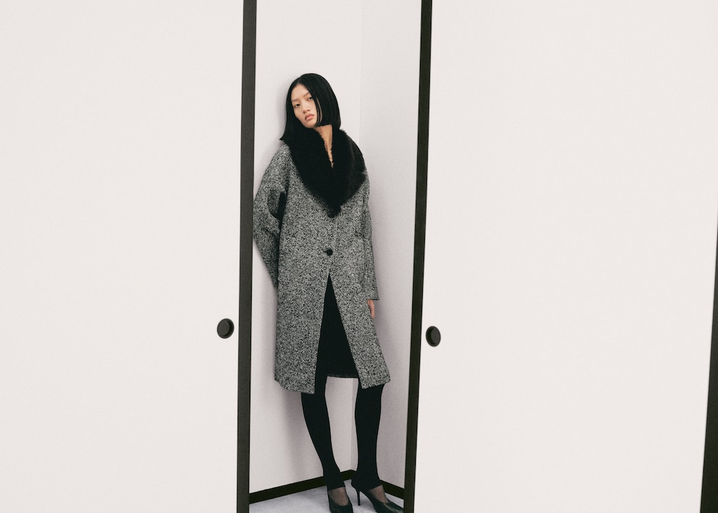 Mottled coat with fur collar