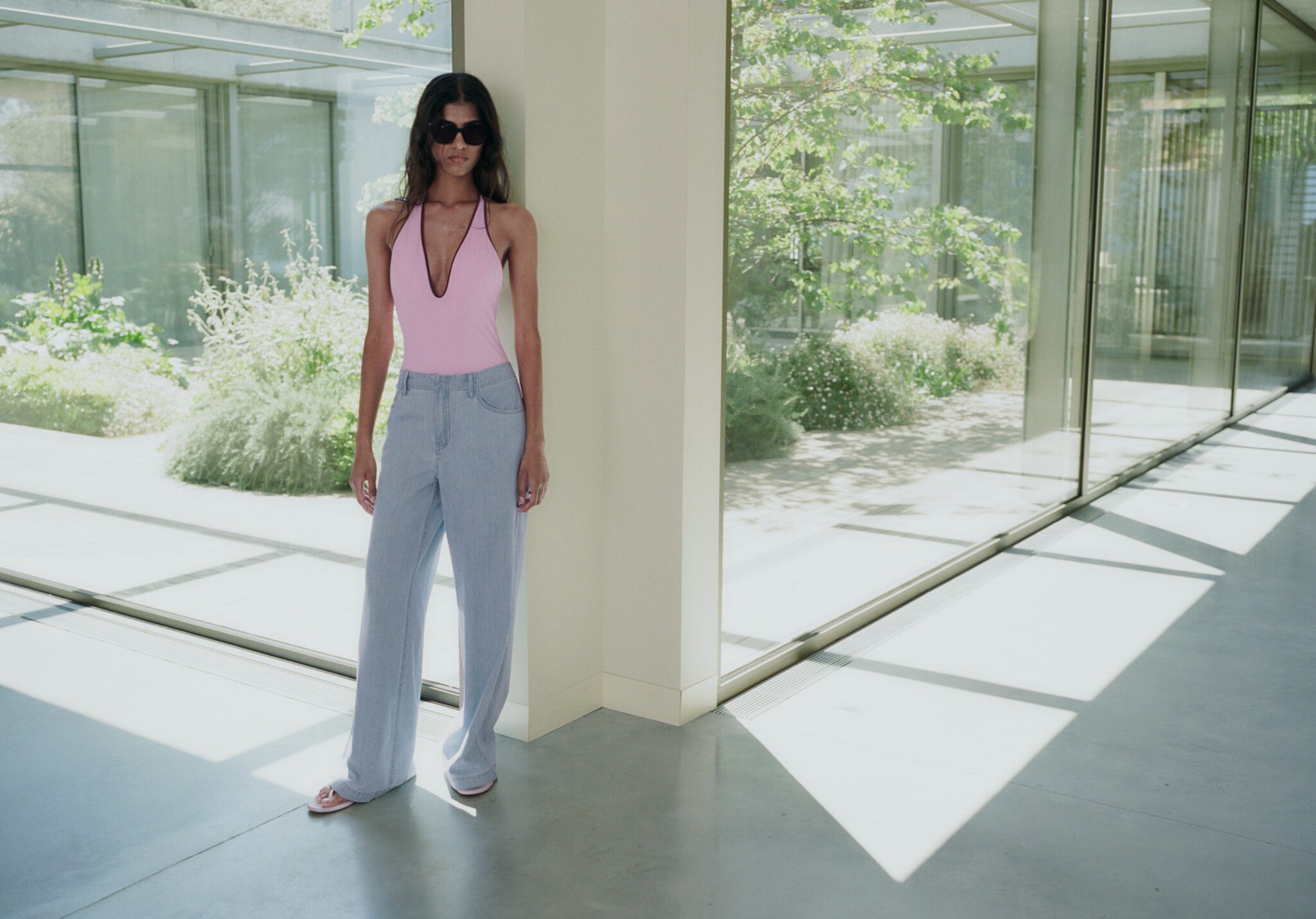 Wide-Leg-Jeans mit mittlerer Bundhöhe - Panoramaansicht