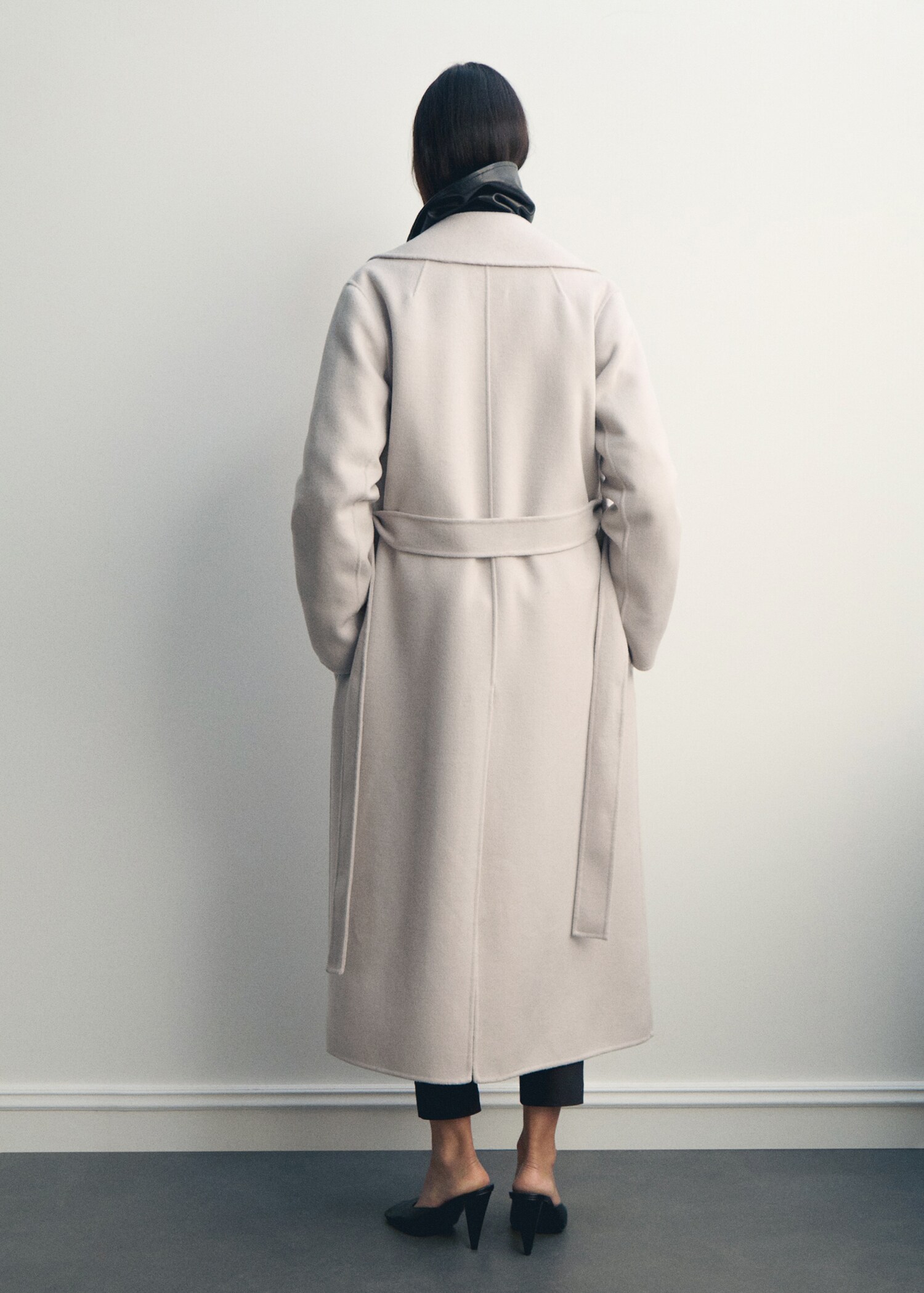 Handmade wool coat with belt - Reverse of the article