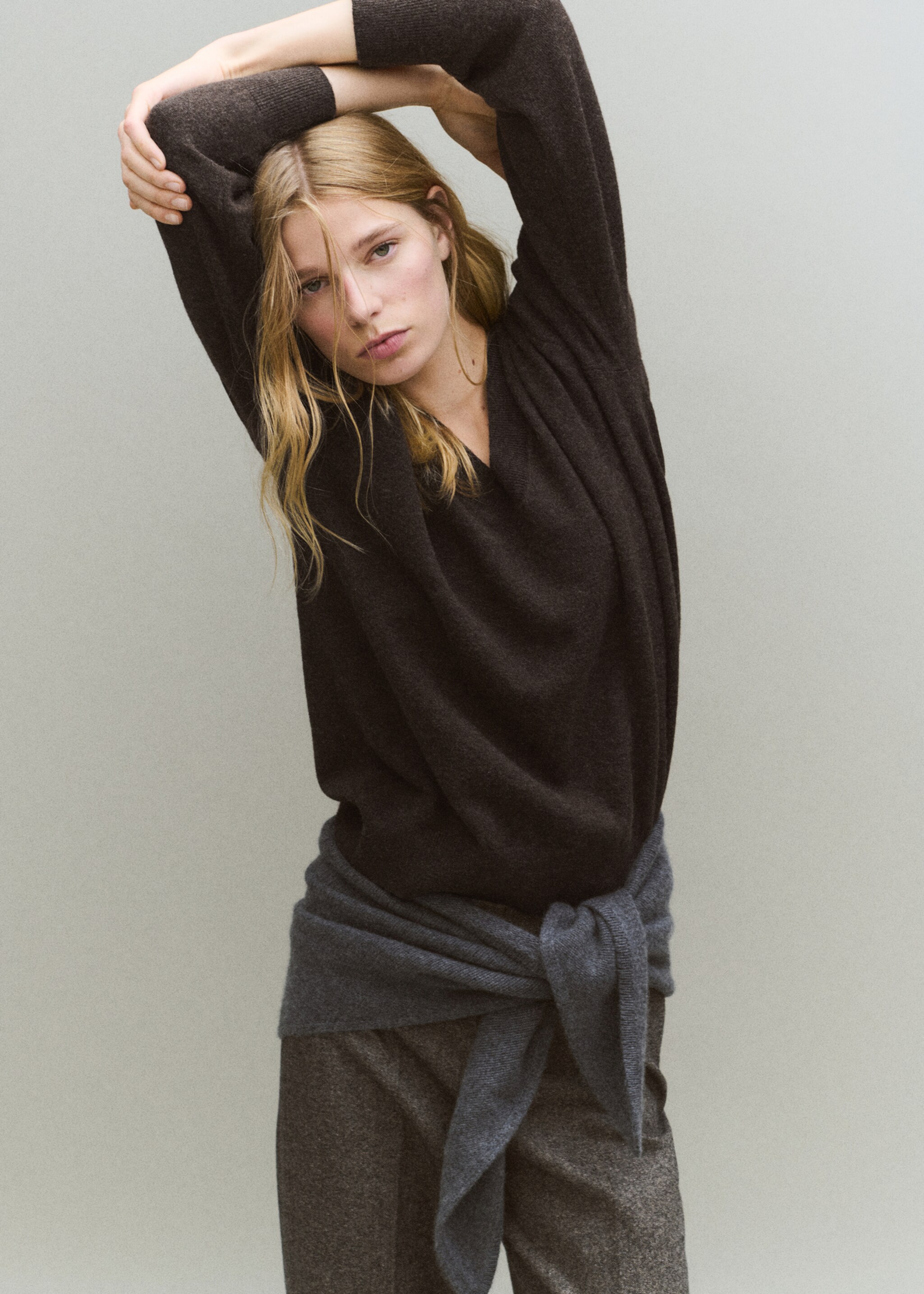 Jersey punto fino cuello pico - Detalle del artículo 1, Marrón medio. Ref: 17009115-01.