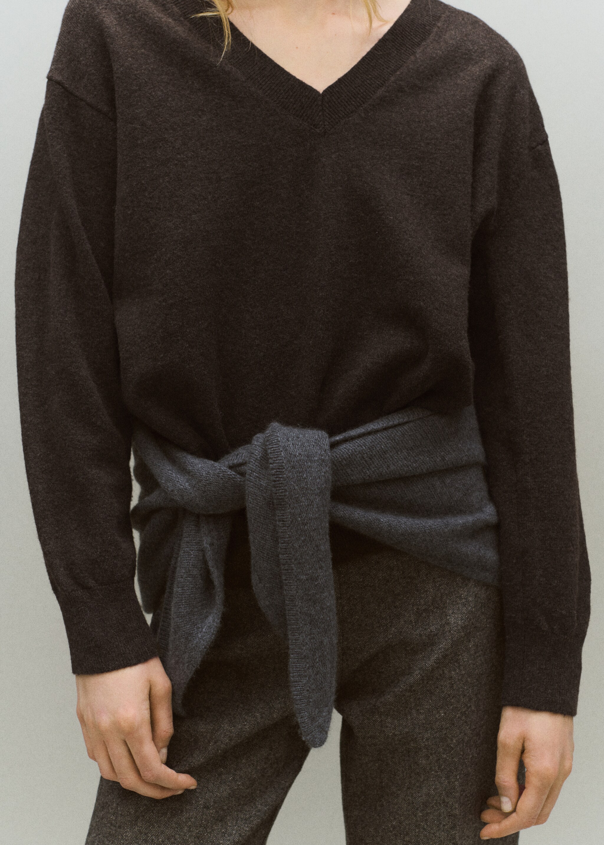 Jersey punto fino cuello pico - Detalle del artículo 4, Marrón medio. Ref: 17009115-01.