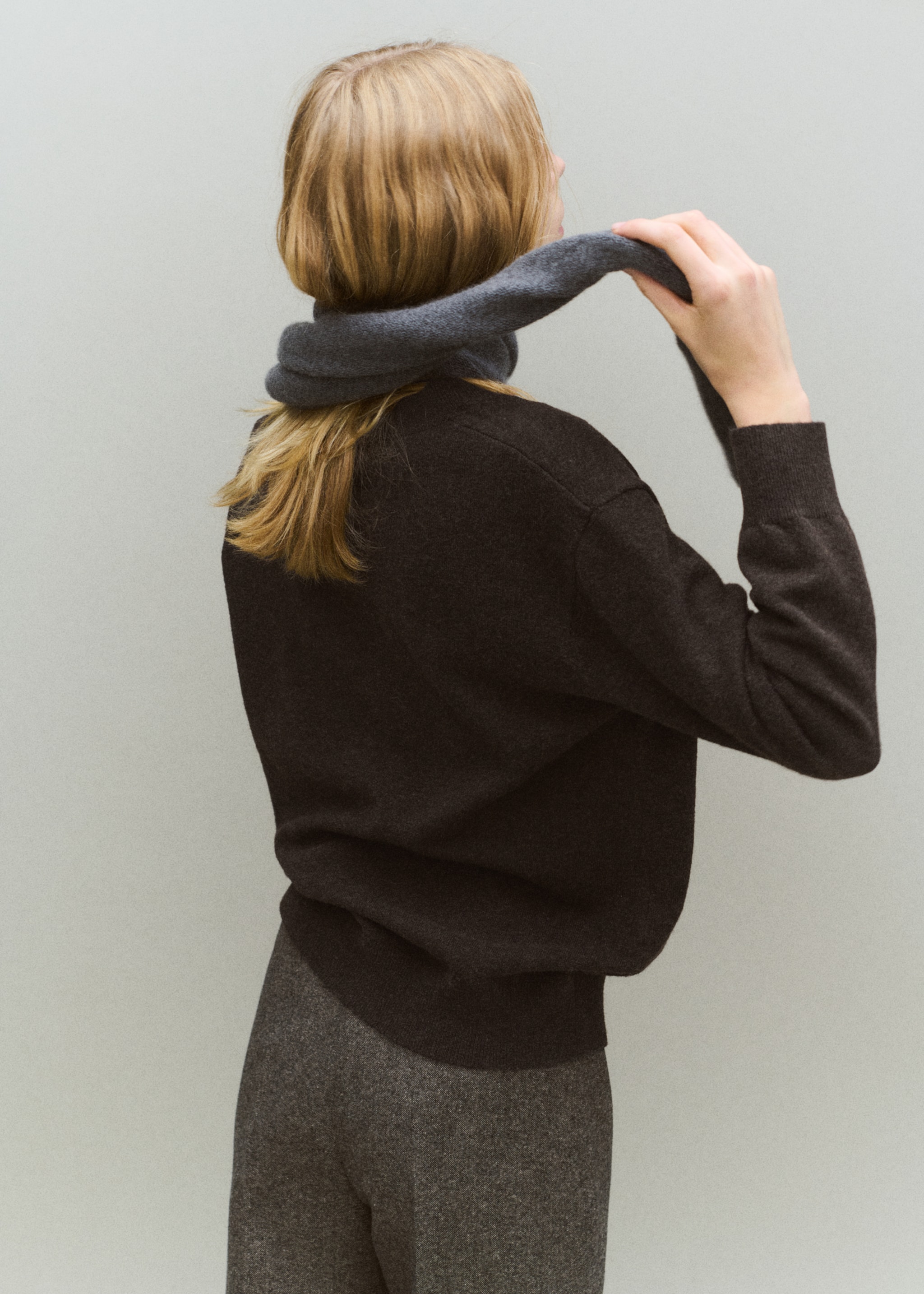 Jersey punto fino cuello pico - Reverso del artículo, Marrón medio. Ref: 17009115-01.