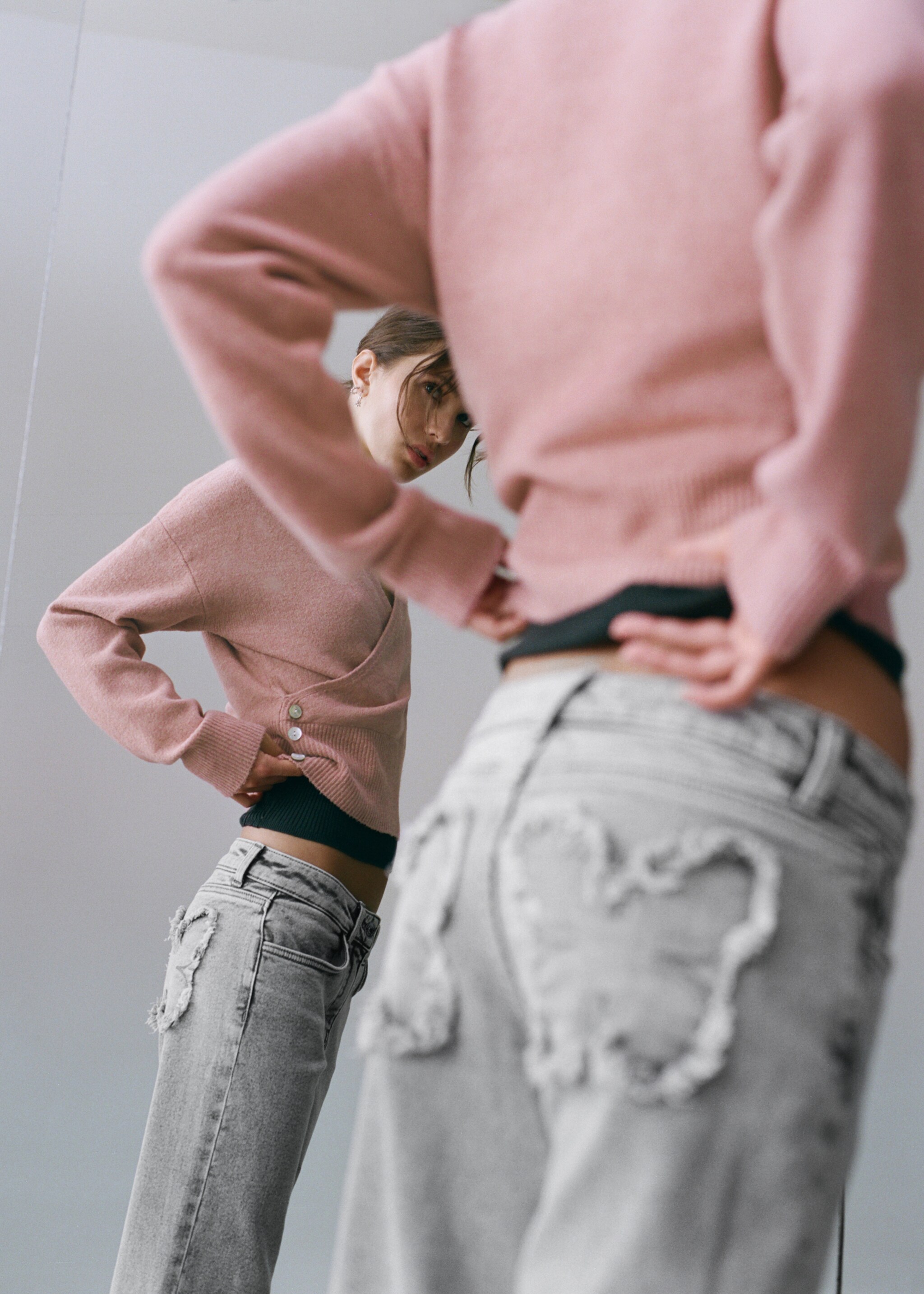 Straight jeans with embroidered butterflies - Details of the article 5, Denim Grey. Ref: 17012918-01.