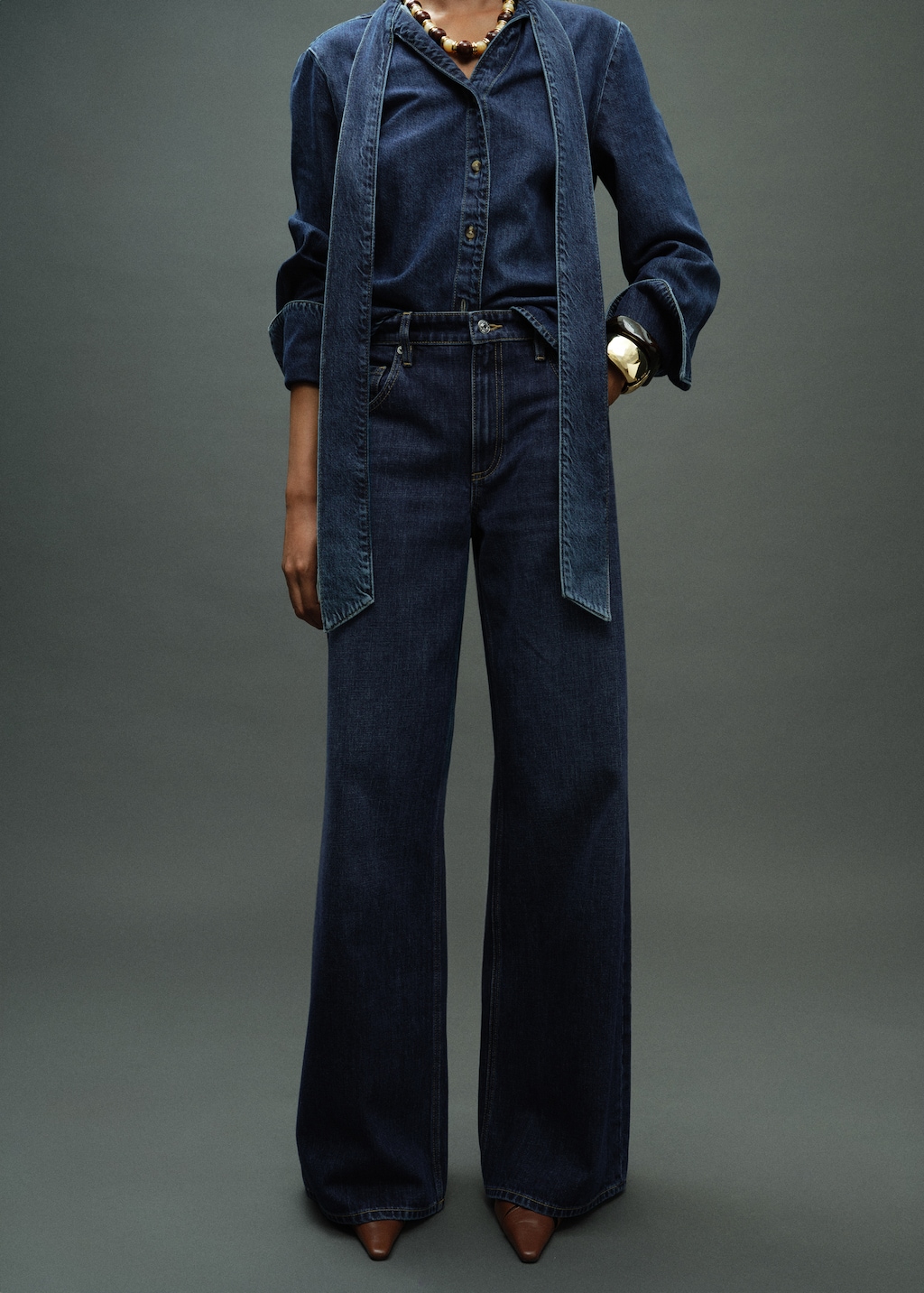 Low-rise wide-leg jeans