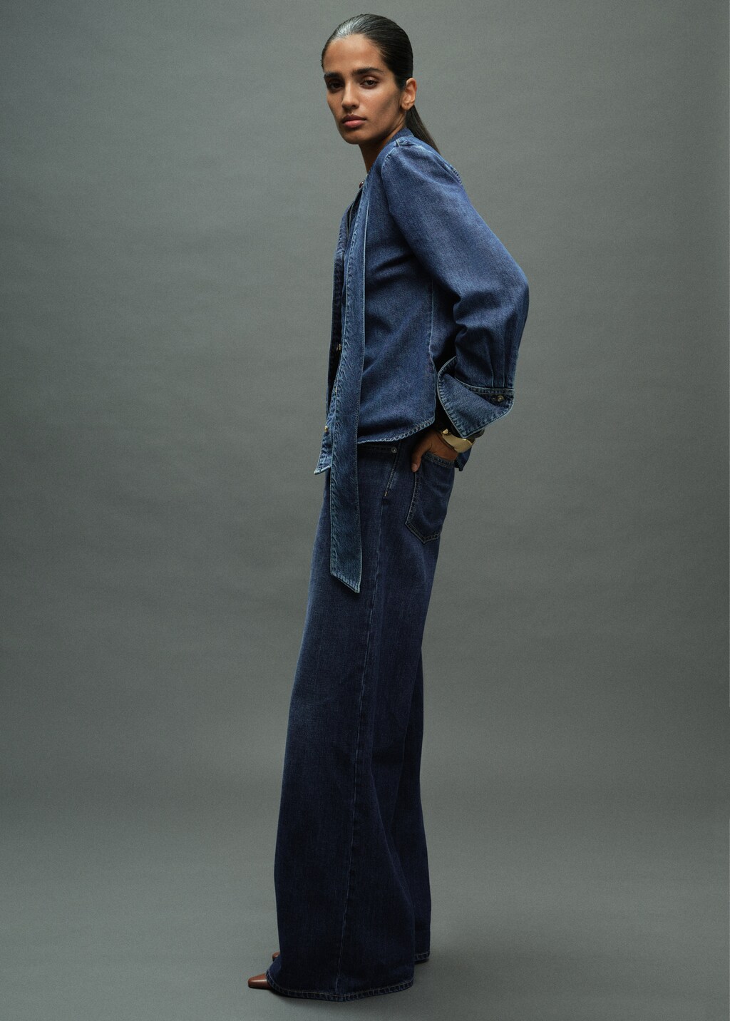 Low-rise wide-leg jeans