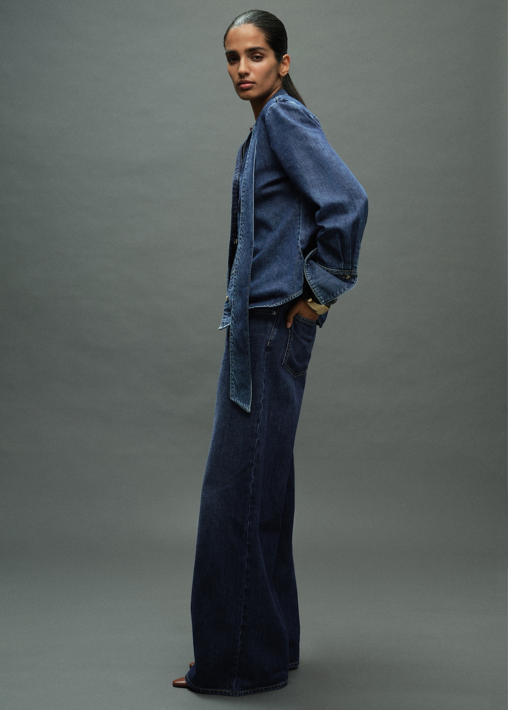 Low-rise wide-leg jeans