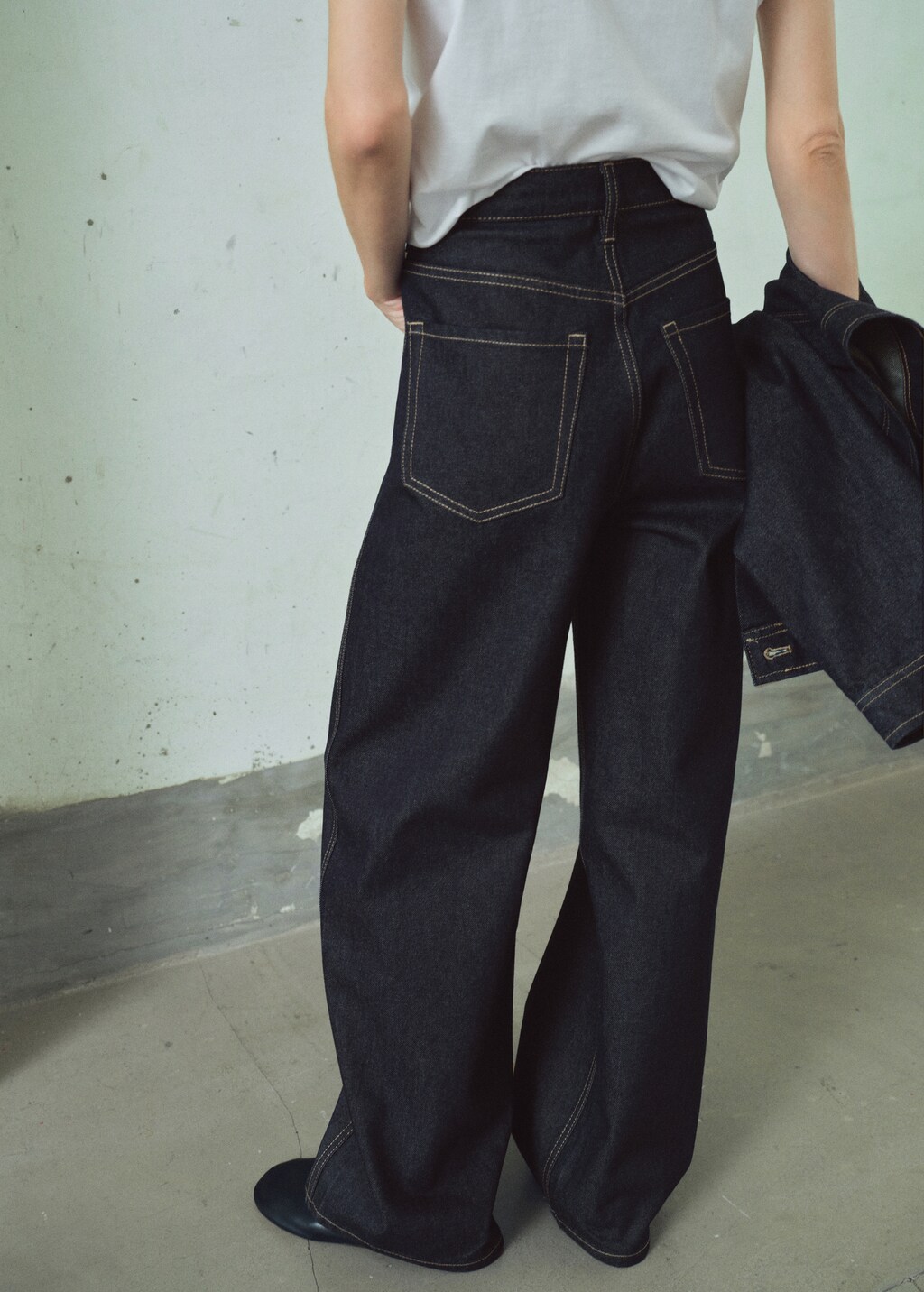 High-waisted barrel jeans