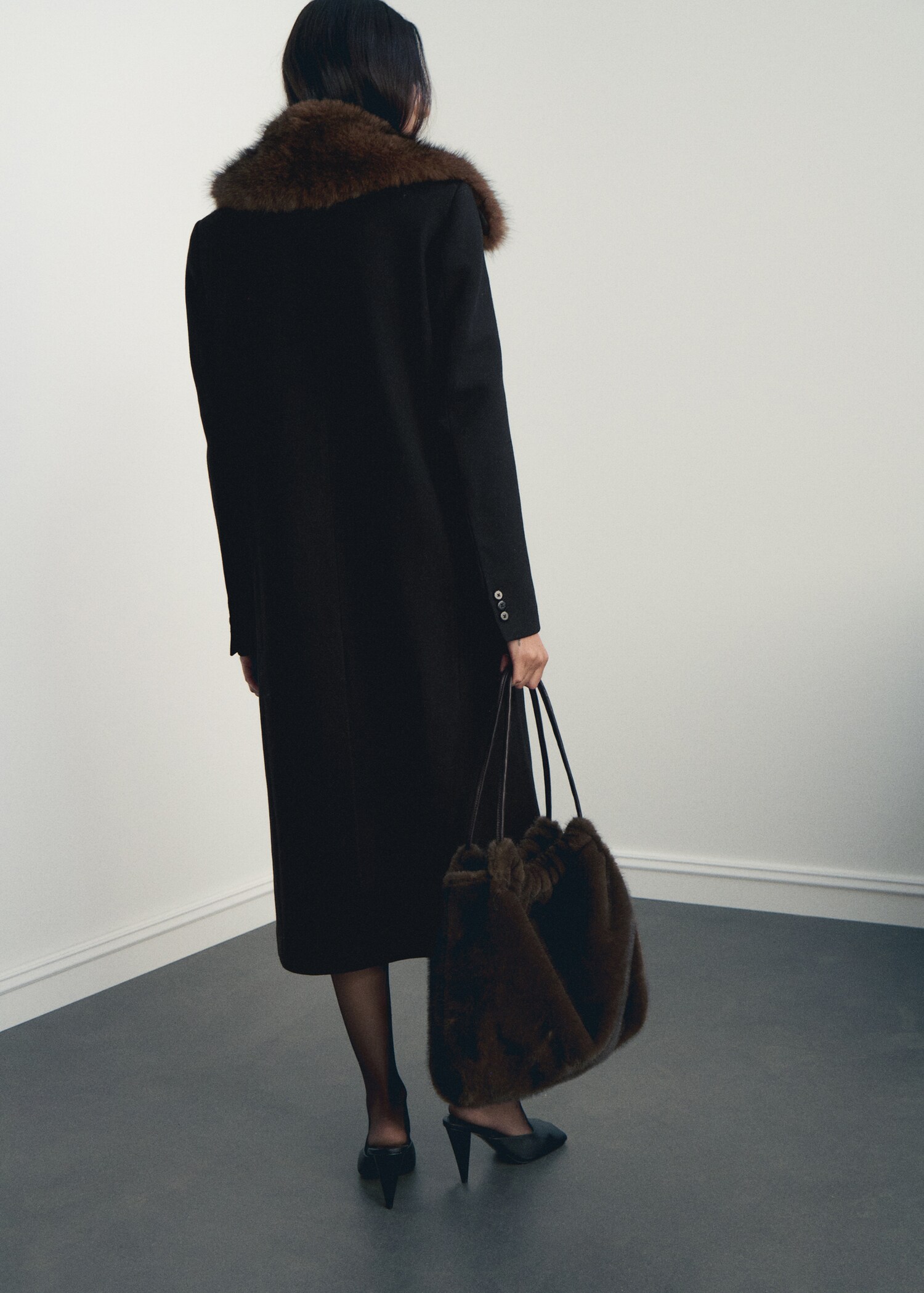 Wool coat with fur collar - Reverse of the article