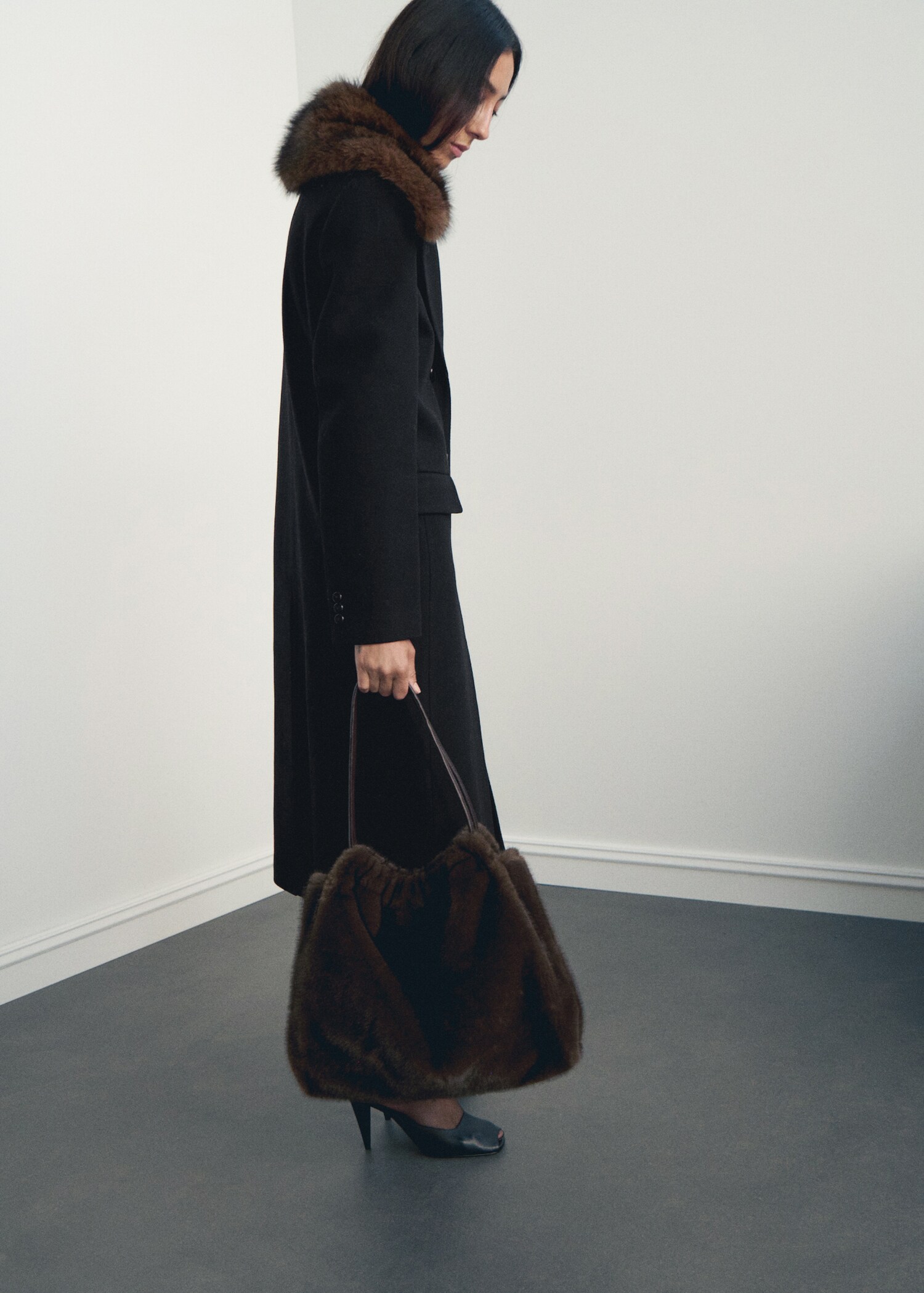 Wool coat with fur collar - Details of the article 1