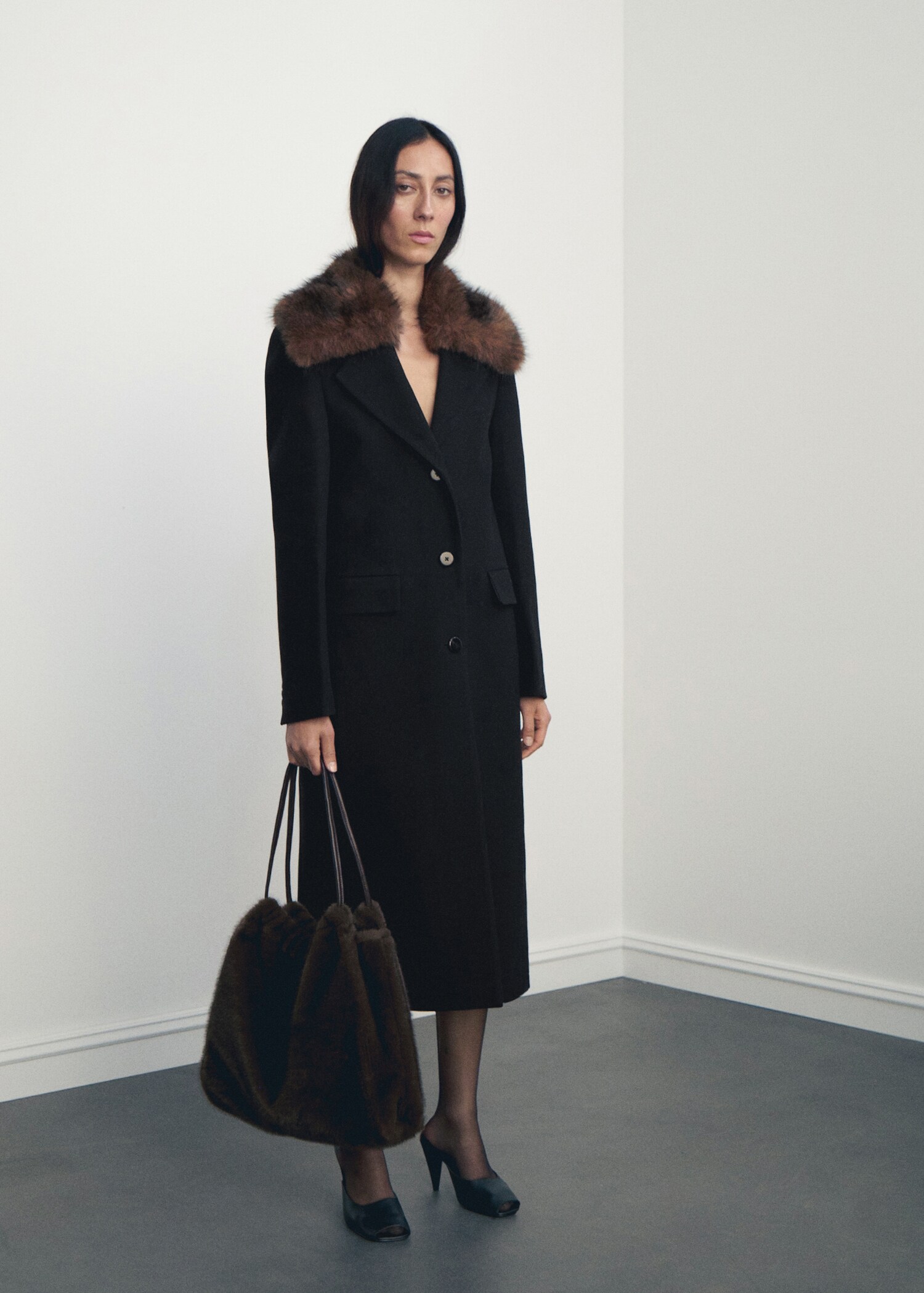 Wool coat with fur collar - General plane